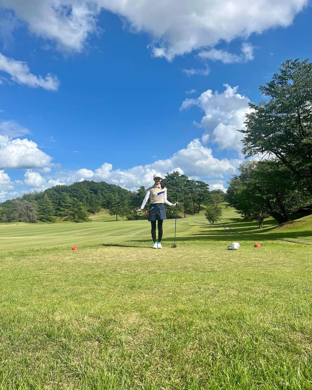 上田彩瑛のインスタグラム：「夏休みの真っ最中です🌻  鉄門ゴルフ部（東大医学部のゴルフ部）の部員として東医体に行ってきました⛳️東医体自体は4年ぶりの開催で、私は3年入部なので初めての東医体でしたが、一緒に出場した後輩や、一緒に回ったパーティーの皆さん、他の大学の方とたくさん仲良くなって楽しい期間でした〜みなさんありがとうございました！ 3枚目は後輩ちゃんたちとお揃いの部T✌️  #ゴルフ #ゴルフ部   大会当日は朝3時起きだったのですが、マツパしてもらってたのでメイク時間短縮でありがたかったです！はなさん、ありがとうございました☺️ @une_fleur_hana_  @une_fleur_eyelash」