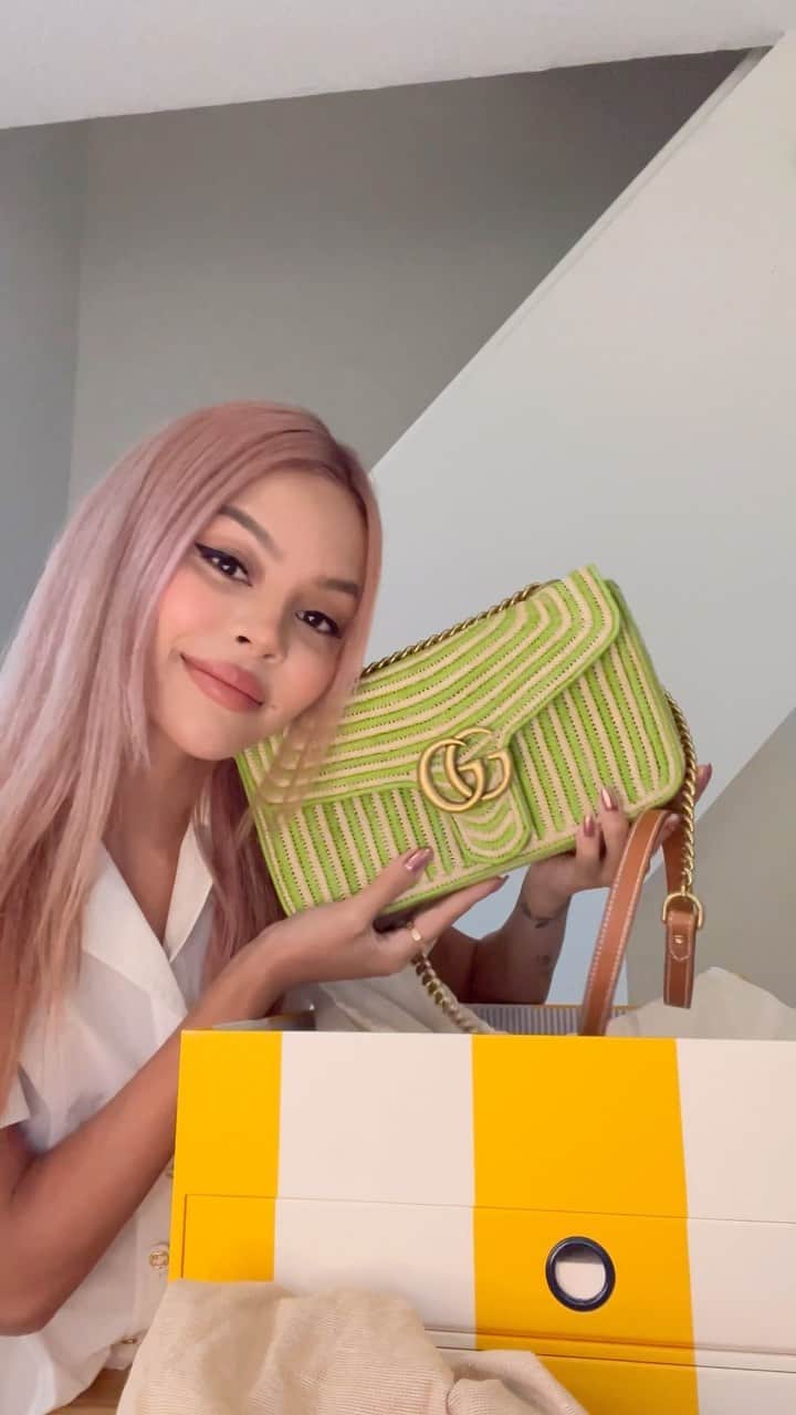 リリーマイマックのインスタグラム：「Ready for summer ☀️Unboxing with @gucci #GucciSummerStories」