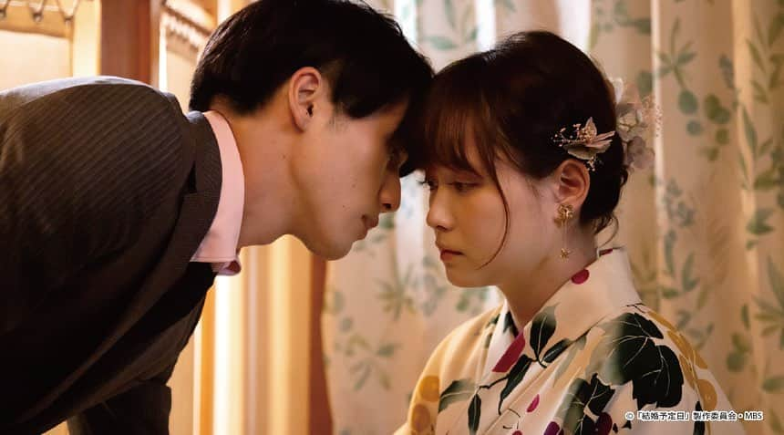 フジテレビ「FOD」さんのインスタグラム写真 - (フジテレビ「FOD」Instagram)「＼FOD独占！「結婚予定日」第2話見放題配信スタート！📺／ FODにて、恋に不器用な"アラサー女子＆年下イケメン後輩"の両片想いのピュアなラブストーリー『結婚予定日』が独占見放題配信中✨  「結婚予定日」 恋に不器用な2人の“両片想い”むずキュンピュアラブコメディ！ 秘密の約束から始まる“期限付き”のオフィスラブ♡  #2 〈結婚〉の提案を受け結城（#松田元太）を意識してしまう佳子（#大原櫻子）だったが、結城の提案は、失恋の傷を癒すための“優しい嘘”だと思い込むことに。 そんなある日、佳子は、結城とシステム部の美鈴侑里香（#野崎智子）が〈花火大会〉の日に会う約束をしている場面を目撃してしまう。浴衣姿の結城と美鈴を想像して、涙がこぼしてしまう佳子。 涙のワケは、失恋で弱っているからなのか、結城のことが好きだからなのか？気持ちの整理ができないまま佳子はひとり〈花火大会〉の日を迎える…。  ＃松田元太（＃TravisJapan） ×#大原櫻子 Ｗ主演で送る、恋に不器用な2人の、この夏一番ピュアでもどかしいオフィスラブコメディを是非ご覧ください！💓 気になる方はぜひプロフィールのURLからチェックしてね👀  #FOD  #ドラマ #ドラマ好きな人と繋がりたい #結婚予定日 #ラブコメディ #ラブストーリー #オフィスラブ #松田元太 （#TravisJapan）#大原櫻子 #柾木玲弥 #大原優乃 #小島梨里杏 #宮澤美保 #野崎智子 #佐藤友祐（#lol）#古屋呂敏」8月11日 10時00分 - fod_official