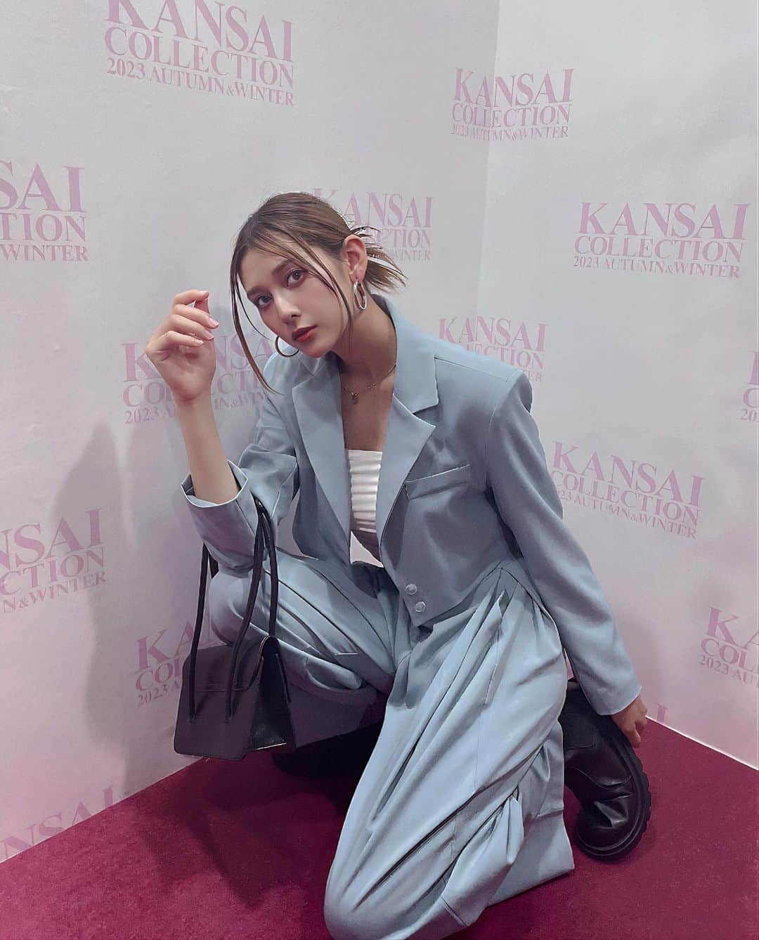 アンジェラ芽衣さんのインスタグラム写真 - (アンジェラ芽衣Instagram)「このセットアップが好きすぎて 自分でも秋にお迎えしようかなぁと思ってる グレーも可愛いんだよなぁ。。 スーツスタイルにすっきり大人めなアップヘアがいいよね。  関コレ行ったら絶対食べる #らーめん八角 さんのばり辛らーめん 辛さはばりばりです。 甘めの味付けで辛くて美味しい。 八角らーめんとか、味噌らーめんとかも食べてみたいのに 辛いのの誘惑に勝てなくて結局いつもばり辛にしちゃう🌶😂  #関コレ #関西コレクション #らーめん八角」8月10日 20時55分 - ange_la00