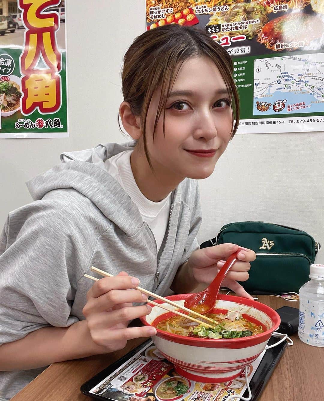 アンジェラ芽衣さんのインスタグラム写真 - (アンジェラ芽衣Instagram)「このセットアップが好きすぎて 自分でも秋にお迎えしようかなぁと思ってる グレーも可愛いんだよなぁ。。 スーツスタイルにすっきり大人めなアップヘアがいいよね。  関コレ行ったら絶対食べる #らーめん八角 さんのばり辛らーめん 辛さはばりばりです。 甘めの味付けで辛くて美味しい。 八角らーめんとか、味噌らーめんとかも食べてみたいのに 辛いのの誘惑に勝てなくて結局いつもばり辛にしちゃう🌶😂  #関コレ #関西コレクション #らーめん八角」8月10日 20時55分 - ange_la00