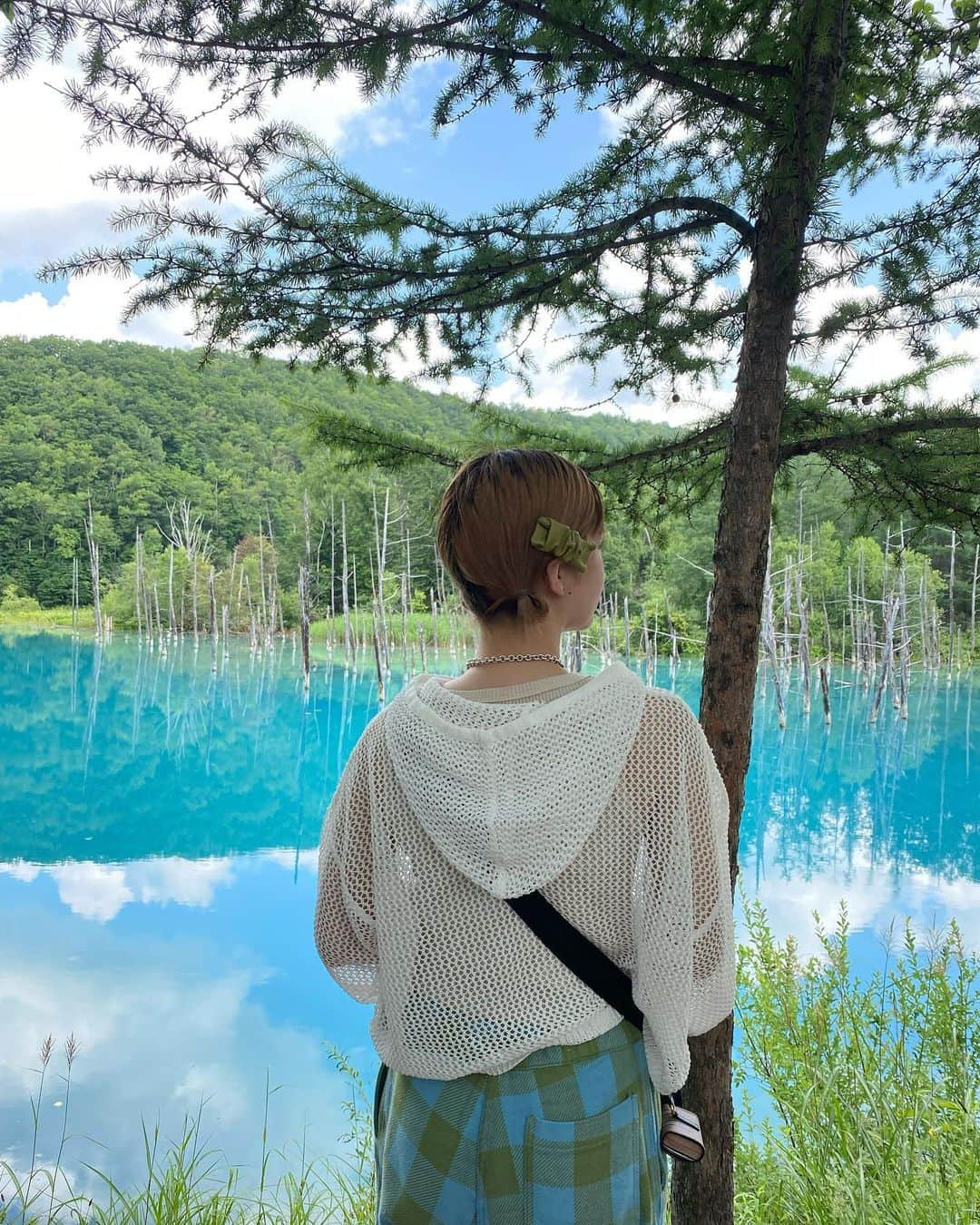 砂糖桃のインスタグラム：「北海道旅行❕ 青い池めちゃ綺麗だった🏞️  まつ毛はいつも @_riekoo さん✨ まつ毛パーマ！今回もありがとうございます🥲💞  #青い池 #青い池美瑛 #北海道旅行」