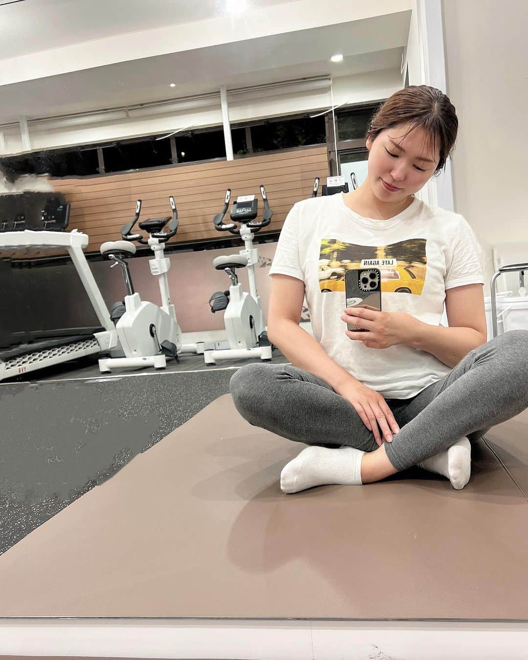 樋浦舞花のインスタグラム：「・ 私の今のいちばんの息抜きになりつつある運動🏋🏻‍♀️  妊娠してから本当に体を動かす機会がなくなってしまい 出産を経て体もわかりやすく変わってしまい…🫠  育児で余裕がなく 何かと理由をつけて目をそらしてきましたが やっとこ家族全面協力のもと通い始めました😙💪🏻  始めたのはピラティス（気合いの週2😀）と コンビニジムで話題のchocoZAP💛  @chocozap_official   ピラティスは母と旦那に平日と休日で 交互にあんちゃんを見てもらいながら🧘‍♀️ 週2でスケジュールを合わせてもらうのは なかなか大変なんだけど😅 すごくリフレッシュできるから 楽しんで続けてる😙💪🏻  逆に @chocozap_official の方は 少し時間が出来たらふらっと寄れる気楽さが まさに今の私にぴったりで🥹🔥  自宅のすぐ近くに店舗があるから 旦那が早く仕事から帰ってきた日とかに 30分だけサクッと行かせてもらったり  実家に遊びに行った時も ちょっとあんちゃん見ててもらって セルフエステだけしに行ってきたりとか😆  使い勝手がめっちゃ良いから 私みたいになかなか自分の時間を作れない人は とてもおすすめです💛  服装自由だし靴履き替えも不要で 24h通い放題💪🏻  ほんとコンビニジムというだけあって コンビニみたいに気軽に通ってる😄  友達紹介コードを使って入会すると 最大3,600円オフ（月300×12ヶ月）になるから これから入会する人は使ってね❣️ 【0WEOVYHR】  自宅や仕事場の近くに店舗がある方はぜひ！ この機会に利用してみて〜🔥  #chocozap #チョコザップ #トレーニング #ピラティス #セルフエステ #セルフ脱毛 #24時間ジム #ジム #筋トレ #筋トレ女子 #ママ美容 #ママダイエット #産後ダイエット #ジム女子 #引き締め #ボディメイク #workout」