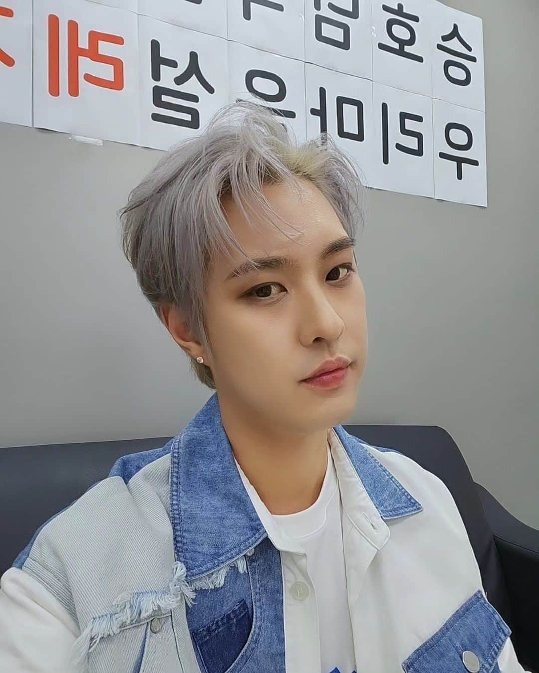 スンホ のインスタグラム：「더스테이지 촬영 ! 태풍둟고 와주셔서 감사합니다A+ #엠블랙 #승호 #더스테이지 #태풍 #A+  #V」