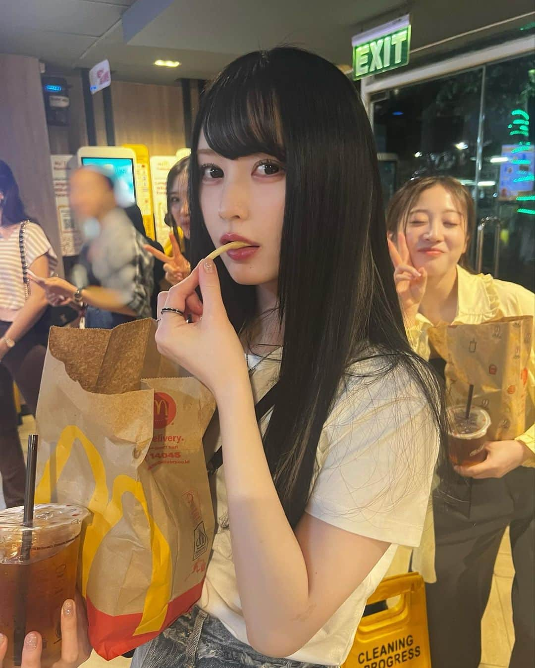 山本望叶のインスタグラム：「ジャカルタでマクド🍔🍟💛」