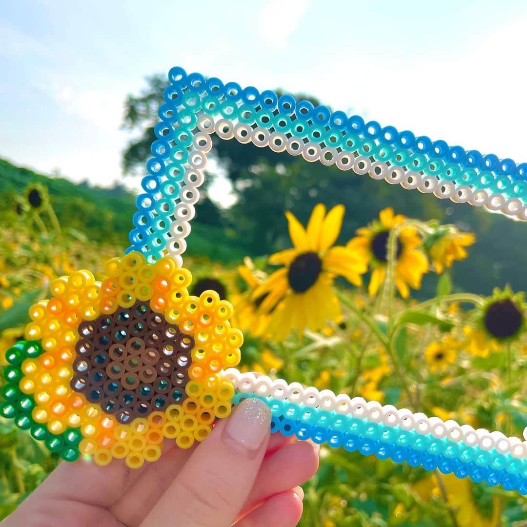 PerlerbeadsJP（パーラービーズ）のインスタグラム：「🌻🌻✨ 明日からお盆休みの方も多いでしょうか🤗 台風の影響が心配ですが、どうぞ皆さま楽しい連休をお過ごしくださいね🌈✨  そして❣️8/20(日)まで写真投稿キャンペーン開催中です♪夏休みの工作で作ったステキな作品をご投稿いただけたら嬉しいです☺️ 応募については一番上にピン留めしてある投稿をご覧ください🙇‍♀️  楽しい図案シートはプロフィールのリンクからご覧いただけますよ🩵▷ @perlerbeads_jp  ※ 誠に勝手ながら、弊社は8/11(金)～8/16(水)の期間、夏季休業とさせて頂きます。商品に関するお問い合わせ等につきましては8/17(木)より順次対応させて頂きます。ご迷惑をお掛けいたしますが、ご了承くださいますようお願い申し上げます。 ……………………………………………………………… #おうち遊び #室内遊び #指先遊び #色遊び #季節の製作 #夏の製作 #製作遊び #休日の過ごし方 #ハンドメイド初心者 #雨の日の過ごし方 #雨の日の遊び #夏休みの過ごし方 #夏休みの遊び #夏休み自由研究 #夏休みの宿題 #夏休み工作 #夏休みの工作 #ひまわり #ひまわりモチーフ #子どもとの暮らし #子どものいる暮らし #おうち時間 #アイロンビーズ #ironbeads #perlerbeads #パーラービーズ #beadart @kawadatoys_official」