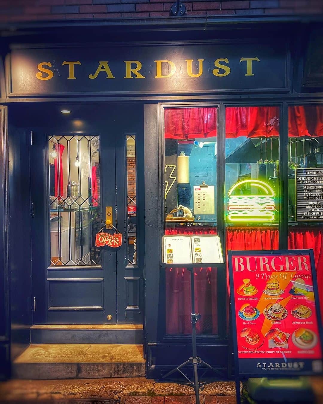 明希 さんのインスタグラム写真 - (明希 Instagram)「@stardust.co.jp 行ってきた⭐️4年来なかったな、オラ。って怒られたけど好き😍😍😍 そんなLay様と写真撮るの忘れた⚡️⚡️ バーガー激ウマだからみんな食べに行ってみてね！😍🍔 #sid #Fatima #Lay明希  おニューのサンダルカッコ良くね？⚡️⚡️」8月10日 20時56分 - sid.aki