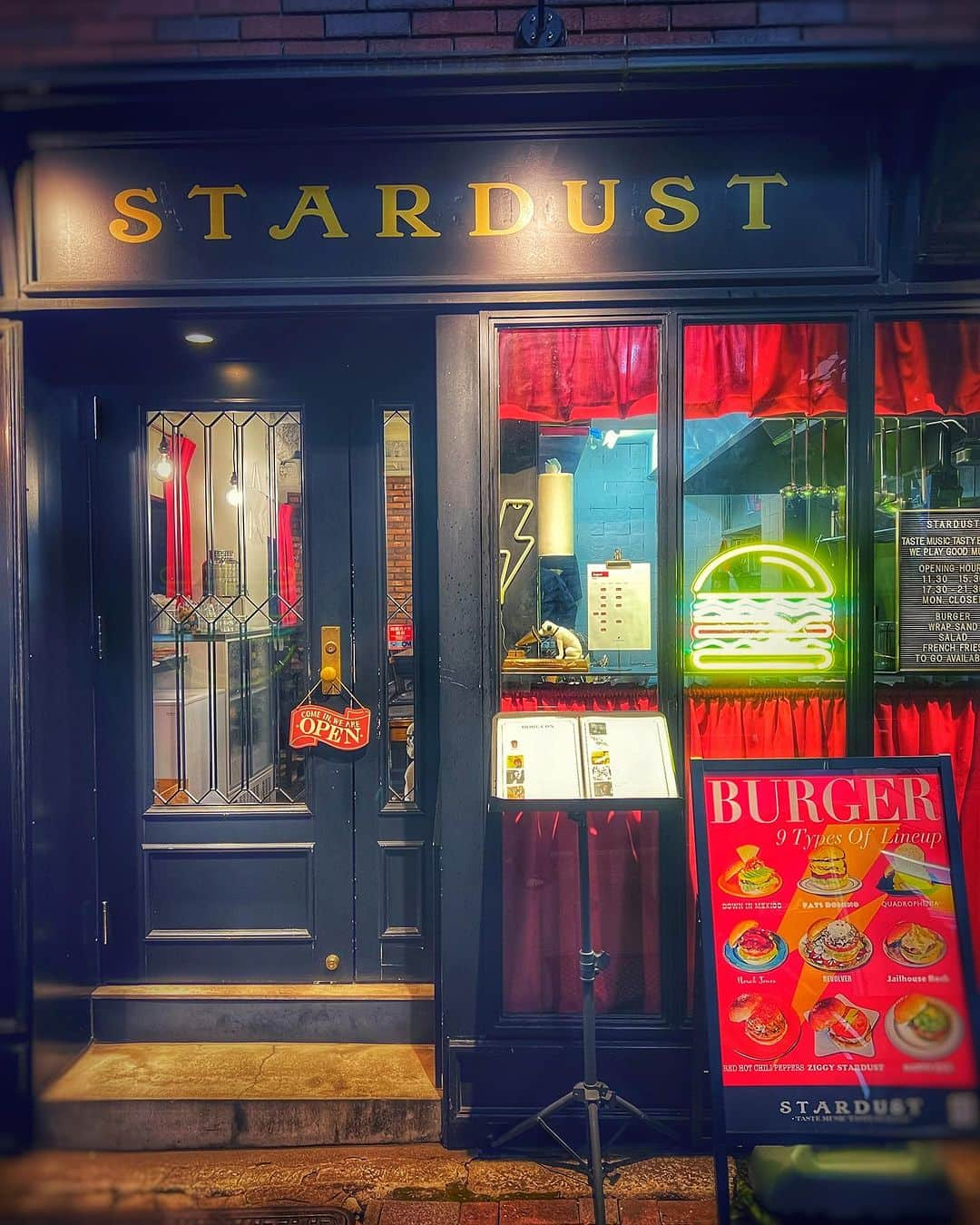 明希 のインスタグラム：「@stardust.co.jp 行ってきた⭐️4年来なかったな、オラ。って怒られたけど好き😍😍😍 そんなLay様と写真撮るの忘れた⚡️⚡️ バーガー激ウマだからみんな食べに行ってみてね！😍🍔 #sid #Fatima #Lay明希  おニューのサンダルカッコ良くね？⚡️⚡️」