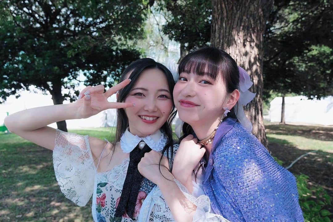 山邊未夢のインスタグラム：「🩵 💚  みんな大好き私も大好き べーりー だよ🍒  いつもプライベートで会うから 衣装着て会うのなんかちょっと変な感じだったけど お仕事で一緒になれてしかもコラボもできて幸せだった〜  #JuiceJuice #東京女子流 #アイドル #植村あかり #山邊未夢 #japanesegirl #idol」