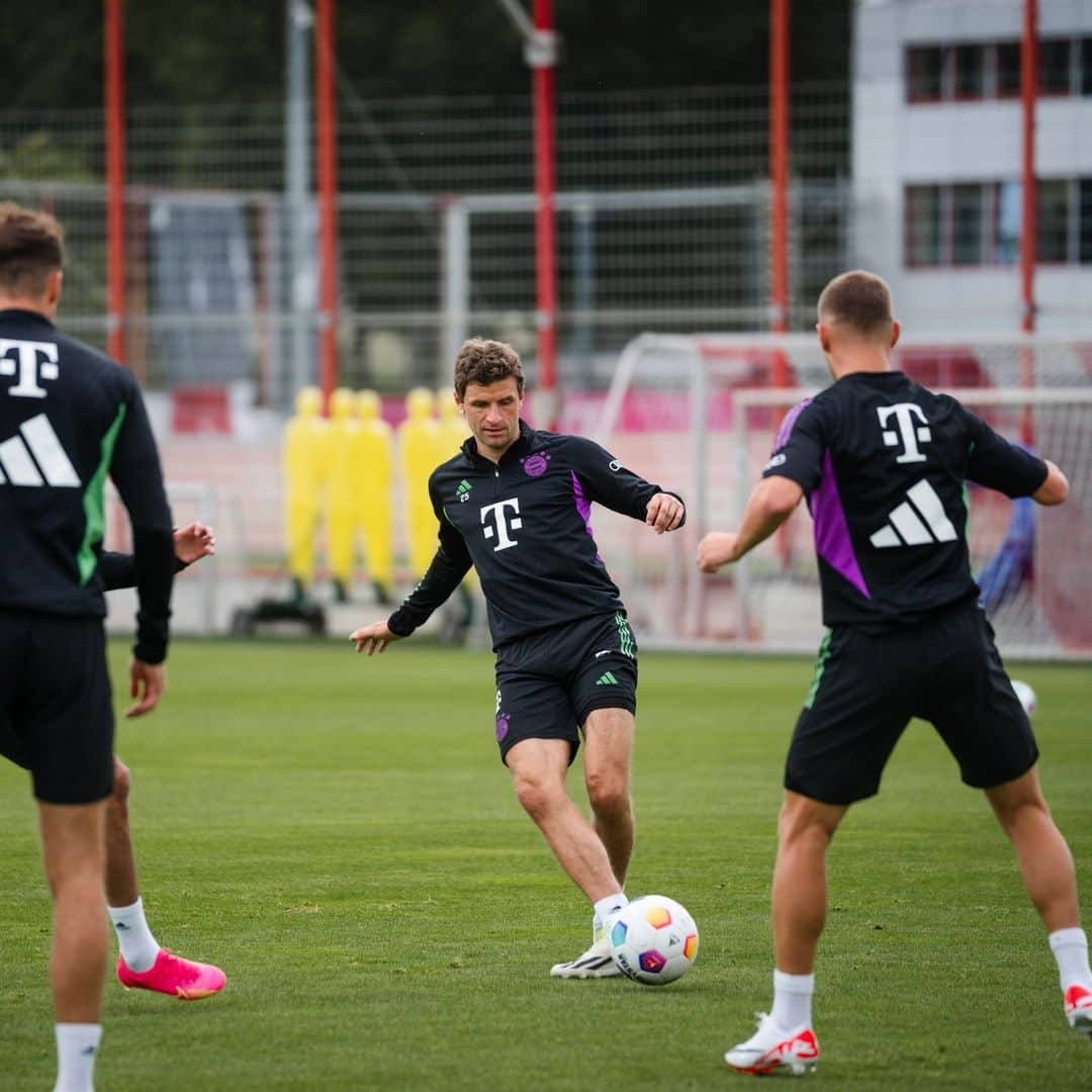 トーマス・ミュラーのインスタグラム：「Great to be back on the pitch with the boys @fcbayern. 😊 Let`s go!!!!⚽🔥  #esmuellert #FCBayern #packmas」