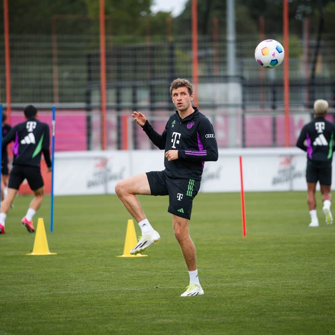 トーマス・ミュラーさんのインスタグラム写真 - (トーマス・ミュラーInstagram)「Great to be back on the pitch with the boys @fcbayern. 😊 Let`s go!!!!⚽🔥  #esmuellert #FCBayern #packmas」8月10日 20時59分 - esmuellert