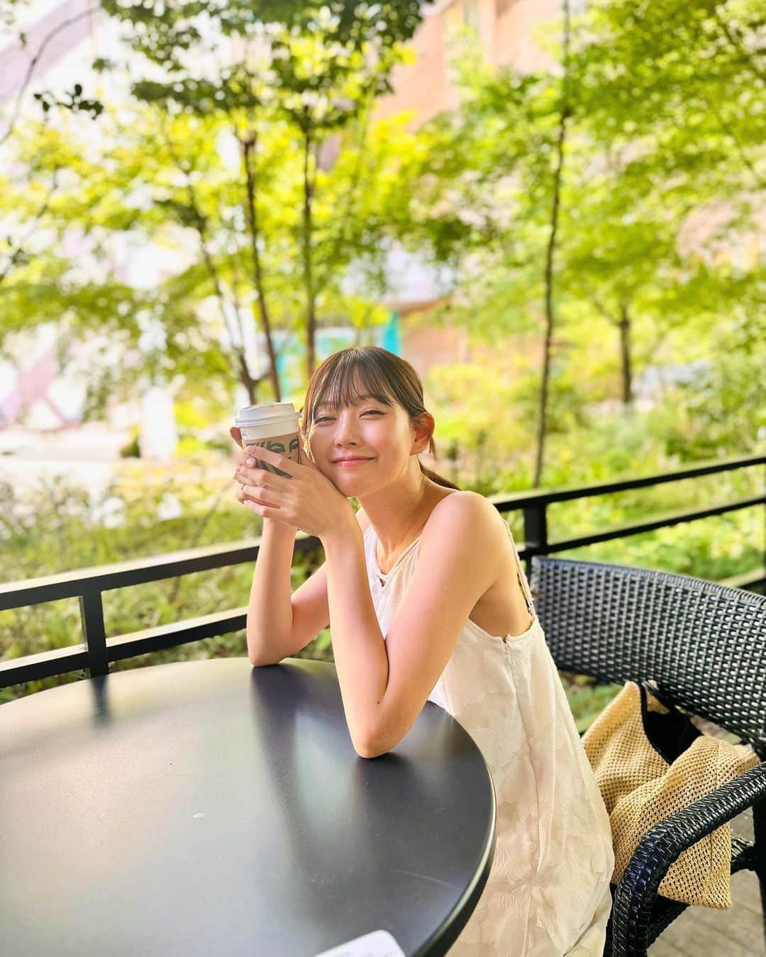 渡辺美優紀のインスタグラム：「. 母とデート☕️ . #cafe #カフェ #ままとおでかけ #キラキラネイル #nails」