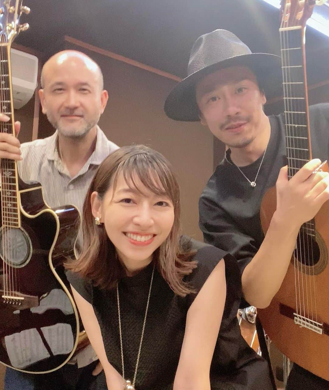 由梨香のインスタグラム：「いよいよ11日明日が本番になりました！  昨日リハをしてきましたが、古川さんと伊平くんのギター同士が絡み合うサウンドが本当にカッコいい！センス！！ リハ音源聴きながら、ひょーとか言ってます😂(語彙力)  お陰様で新曲も完成しましたし、 この日の為のアレンジも書きおろしたり… 自分的な挑戦もあったり  そしてどの曲もお二人のギターでまた別の姿を見せてくれていて… 既にしてそれがもうとても嬉しいです！  明日のお昼、是非遊びにいらしてくださいませ！ 神楽坂グリーさんでお待ちしています！ 1週間のアーカイブ付き配信もありますよー✨  会場ではお食事もオーダーできますので ゆっくり楽しんで行ってくださいね✨  会えるのを楽しみにしてまーす！！  2023年8月11日(金) 神楽坂 GLEE 会場予約👇￥4,600（+1ドリンク） https://ssl.form-mailer.jp/fms/8f9fe9b048815 配信👇¥3,500 （手数料+¥220） https://eplus.jp/sf/detail/3922890001 open : 12時15分 / start : 13時 出演：大石由梨香 古川昌義（Gt.）伊平友樹（Gt.）  #ライブ #guitar #piano #アコースティック」