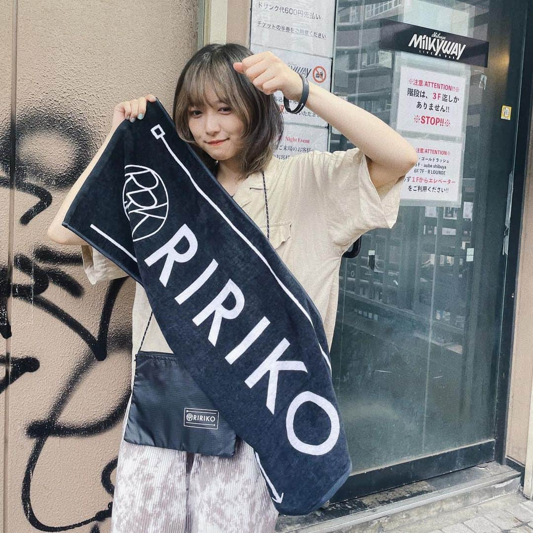 RIRIKOのインスタグラム：「がんばってデザインしたNewグッズいい感じ タオルとサコッシュとラババンです  ・ ・ design : RIRIKO  ◾︎タオル ¥1,300- ◾︎サコッシュ ¥1,700- ◾︎ラバーバンド ¥500-」