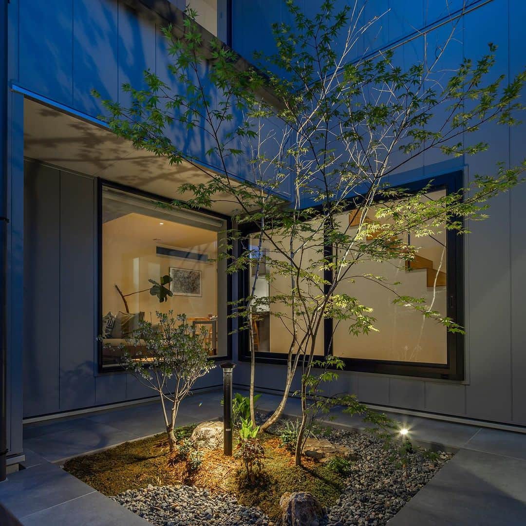 ルポハウス一級建築士事務所さんのインスタグラム写真 - (ルポハウス一級建築士事務所Instagram)「・ ・ ・ 《緑に寄り添う中庭のある家》  ⚫︎Garden 植栽のライトアップで、表情の変わる中庭を計画。 朝昼晩、四季、どの角度からも楽しめ、暮らしが彩られます。  〔storyに詳細を掲載中！〕 ・ ・ 設計担当/橋本健史 @_kenji_hashimoto_   インテリア担当/今井明日香 ・ ・ ・ ⚫︎夏季休業のお知らせ  誠に勝手ながら全スタジオともに、下記の日程を夏季休業とさせていただきます。 8月9日(水)～ 8月16日(水) 上記期間中は、お問い合わせへのご返答や発送等もお休みとなりますのでご了承くださいませ。 休業中にいただきましたものに関しましては、8月17日（木）より順次対応させていただきます。 ご不便おかけしますが、何卒よろしくお願いいたします。 ・ ・ ・ 𓐌𓐌𓐌𓐌𓐌𓐌𓐌𓐌𓐌𓐌𓐌𓐌𓐌𓐌𓐌𓐌𓐌𓐌 ルポハウスの施工事例はこちらまで☞ @reposhouse 𓐌𓐌𓐌𓐌𓐌𓐌𓐌𓐌𓐌𓐌𓐌𓐌𓐌𓐌𓐌𓐌𓐌𓐌 #ルポハウス は #ちょっとかっこいい家 を"友人のために" という思いでつくっています。 一生に一度の #マイホーム。 「あなたにしかできない」×「ルポハウスだからできる」で、 私たちだけの #家づくり を思いっきり楽しんでみませんか？！ ・ ・ ・ #住宅 #注文住宅 #滋賀の設計事務所 #新築一戸建て #家づくり計画 #ガーデン #ガーデンインテリア #庭 #中庭 #中庭のある暮らし #植栽 #植栽デザイン #植栽ライトアップ #無垢床 #ナラ床」8月10日 21時00分 - reposhouse