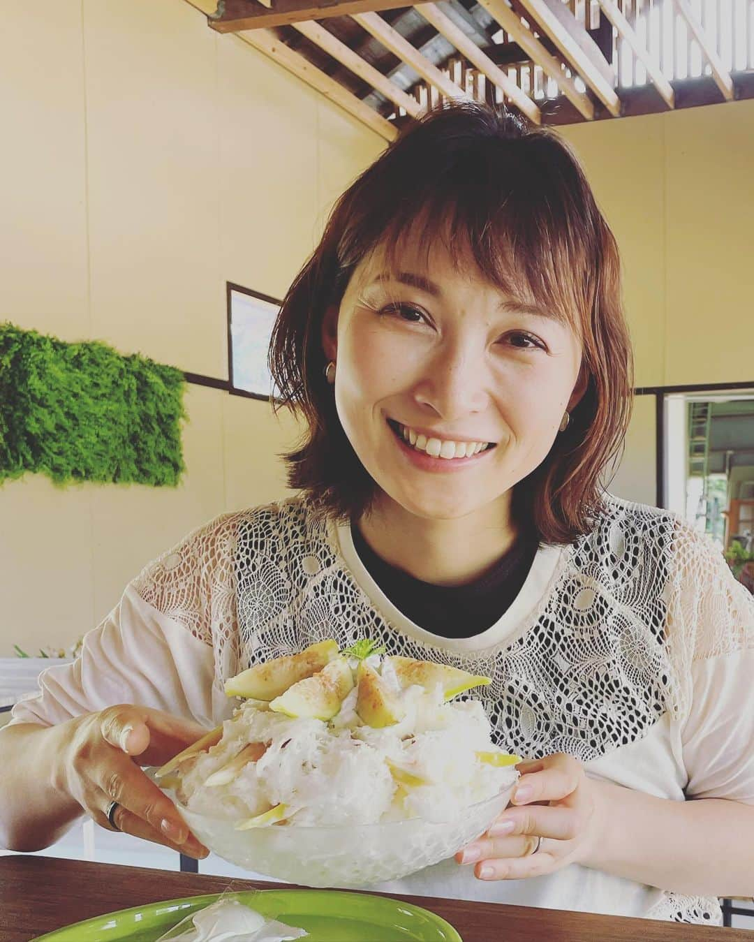 星野涼子のインスタグラム：「こちらは2種のいちじくかき氷🍧 外にも中にもたっっぷりのいちじく😍 いつもは1杯だけど、 子供2人一緒だと2杯食べられるのがよき😋 しかし、 食べてる最中にトイレ行きたいと言われるアクシデント付き😣 戻ってきたらスープになってたけど、それもおいしく次男と一緒に飲み干した(笑) 次男、ブルーベリーシロップまみれ🤪  作り手の優しさをいただく、 心を浄化してくれるそんなかき氷🥰  #かき氷　#氷活 #いちじく　#karin #男の子ママ　#子連れ  #2歳 #shaveice #빙수 #빙수맛집 #아들 #아들맘 #아들스타그램 #椎名林檎　#映日紅の花」