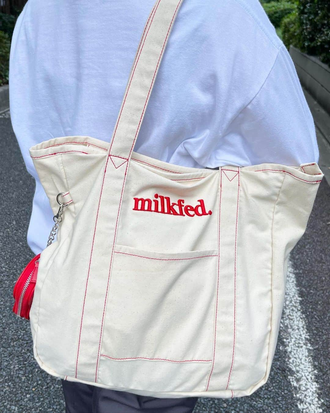 MILKFED.さんのインスタグラム写真 - (MILKFED.Instagram)「【NEW ARRIVAL】 ⁡ ☑︎ CONTRAST STITCH TOTE BAG ¥4,400 カラー:RED,BLUE,NAVY ⁡ ☑︎ HEART POUCH ¥3,850 カラー:RED,BLACK,PINK ※9月下旬発売予定 ⁡ ⁡ ⁡ #milkfed #milkfedjp #ミルクフェド #カジュアルコーデ #大人カジュアル #カジュアルコーデ大人可愛い #新作 #秋服コーデ #秋コーデ #秋カラー #秋アイテム #カジュアルガーリー #ガーリーカジュアル #ストリートファッション#ロゴバッグ #ミルクフェドバッグ #大容量バッグ #お出かけバッグ #通学バッグ #通勤バッグ #カジュアルバッグ #シンプルバッグ #おしゃれバッグ #トレンドバッグ #新作バッグ #刺繍バッグ #推し活バッグ #トレンドバッグ #ジップ付きバッグ #トートバッグ #トートバック」8月10日 21時12分 - milkfedjp