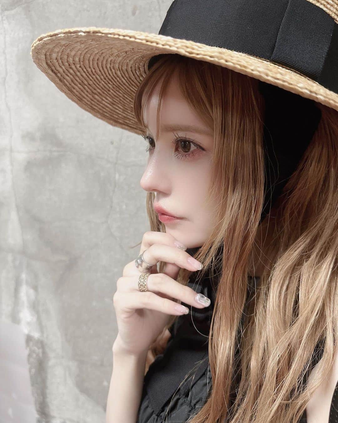 益若つばさのインスタグラム：「ヒルナンデスのメイクはそんなに赤みを入れないでコーラル系にしましたー🫶🏻 ジルの新しいリップがロケの時とか便利🤍 💋@jillstuartbeauty のブルームドロップリップ&チーク　シフォン07  髪の毛は25mmで巻いてもらってます。湿気が多いから少し細めのコテたまと巻きが取れにくいよ☺️  カラコンはBambi seriesのナチュラルブラウンかな。一応お昼のテレビっぽくね。笑 @bambi_angelcolor   上田と女が吠える夜も観てくれてありがとう🤍☺️ 埼玉県と越谷とおまけで草加の良さ伝えられたかな？笑  ANDMARY のワンピ着ました🤍 @andmary_official   最近は @lewinxiaochi で髪の毛美髪トリートメントをエクステごとしてもらってます🫶🏻ハイトーンだけどさらさらになるー！  息子帰省してきて、今はパパの家に遊びに行ったから私は仕事しやす！！☺️🌈  よい夏休みを〜🌈🌞 #ootd #hair #miumiu #prada #ca4la #andmary #jillstuart」