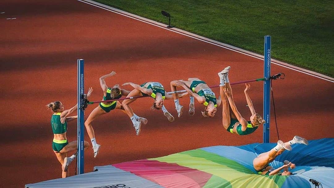 エレナー・パターソンのインスタグラム：「Almost that time of year in the green & gold >>> 🍀😋💫🍿💛🫶🏻💥 @wabudapest23 9 days ooh la la (women’s hj @ the end of the program) (not sure who to credit for this pic but plz @ me)」