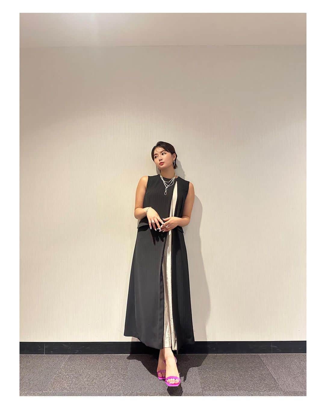 のインスタグラム：「🖤 本日は、『夜が明けたら、いちばんに君に会いにいく』 舞台挨拶でした✨️  お越し頂いた皆さん、ありがとうございました！！ 映画、どうでしたか〜？♡  今回も素敵な衣装で気分あがりました♪  公式SNSでも、舞台挨拶で初公開された『夜きみ』スペシャル映像が見れるのでぜひぜひ♡  公開は9/1です🧡   #夜が明けたらいちばんに君に会いにいく   #夜きみ」