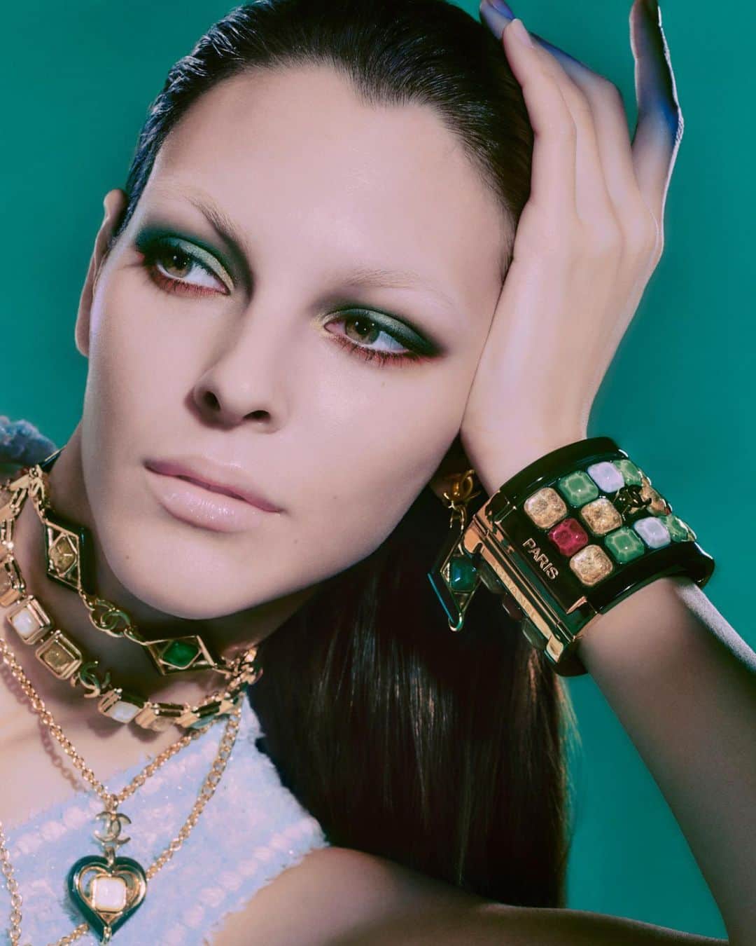 シャネルさんのインスタグラム写真 - (シャネルInstagram)「LES 4 OMBRES BYZANCE: PARURE BAROQUE Featuring a bold combination of colors inspired by Gabrielle Chanel's Byzantine jewelry pieces, the PARURE BAROQUE palette gives eyes a mesmerizing look.   Look by @cecileparavina, who is part of the #cometescollective alongside @ammydrammeh and @valentina1121li.   @vittoria   #Les4Ombres #LeVolume #CHANELMakeup」8月10日 21時09分 - chanelofficial