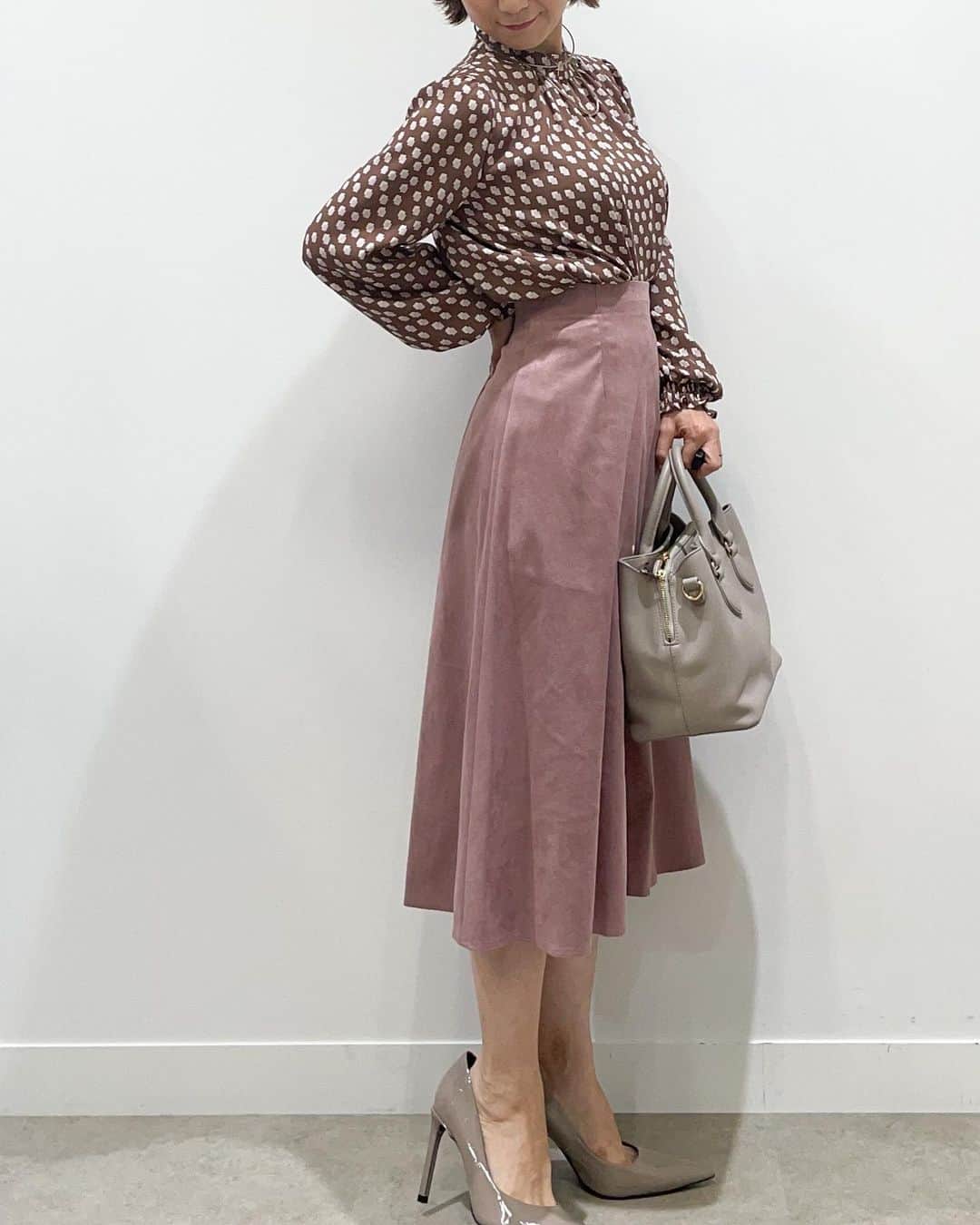 cdec_official Aesthetic Senseさんのインスタグラム写真 - (cdec_official Aesthetic SenseInstagram)「2023 AUTUMN 1st.COLLECTION 【PRE-ORDER】 ✴︎recommend item✴︎  本部スタッフおすすめの３選をご紹介！！  ▼おすすめpoint▼ ✔︎ クードシャンスオリジナル柄スモールジオメトリック プリントで他にはないオシャレ感 ✔︎ 袖口はシャーリングゴム仕様で プッシュアップもしやすい女性らしいデザイン仕上げ ✔︎ジャケットインにも活躍◎ ． ． 4color ✴︎ blouse No.187-81950 ¥17,930(tax in) ． ． @cdec_officialのプロフィールURL 公式サイトから是非チェックされてください✨  . . #クードシャンス #2023#2023aw #ファッション #ファッションコーデ #おしゃれさんと繋がりたい #ファッション好きな人と繋がりたい #秋冬 #秋冬コーデ #秋コーデ #秋服コーデ #ブラウス #ブラウスコーデ #プリント #柄ブラウス #スカート #スカートコーデ #カラーコーデ #女子会コーデ #デートコーデ #お出かけコーデ #通勤コーデ #着回しコーデ #上品コーデ #きれいめコーデ #フェミニンコーデ」8月10日 21時09分 - cdec_official