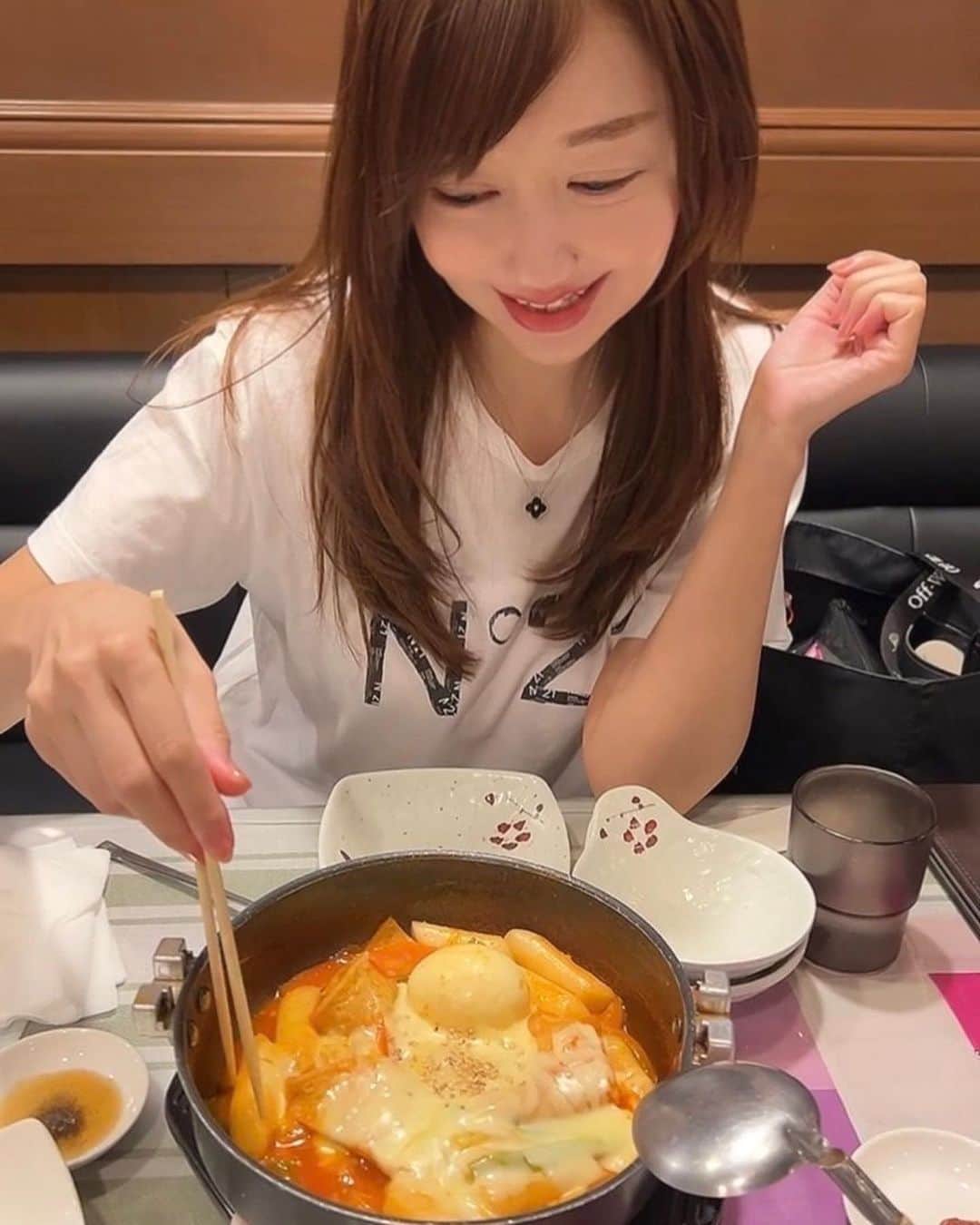 開高明日香さんのインスタグラム写真 - (開高明日香Instagram)「タイ料理が無性に食べたくなったけど、どこのお店もいっぱいで。。。  暑すぎてどこでもいいやーと入った、ちょっとマイナーな韓国料理のお店が美味しくて幸せだった日❤️  #韓国料理 #キンパ #トッポギ #タイ料理」8月10日 21時09分 - asukakaiko