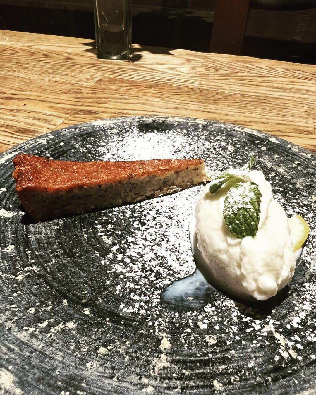 朝岡実嶺さんのインスタグラム写真 - (朝岡実嶺Instagram)「古民家をリノベーションした、とっても素敵な『スパイスカフェ』。 とっても落ち着く空間。 お料理には、全てスパイスが使われているのですが、全部、本当に美味しいです。 お店の方が、一つ一つのお料理を丁寧に説明してくれるのも、嬉しいです😊 何から何まで全部、好き❤️  Spice cafe is a renovated wooden apartment restaurant where offers us a really comfortable space. They use spices to all their dishes and all of them are very delicious. I was grateful for being explained all of the dishes every time they served them. I love everything about this restaurant❤️  #スパイスカフェ #スパイス料理 #カレー #リノベーションカフェ #古民家カフェ #スパイス #spicecafe #curry #kominka #renovated #spice #spices」8月10日 21時10分 - mirei_asaoka