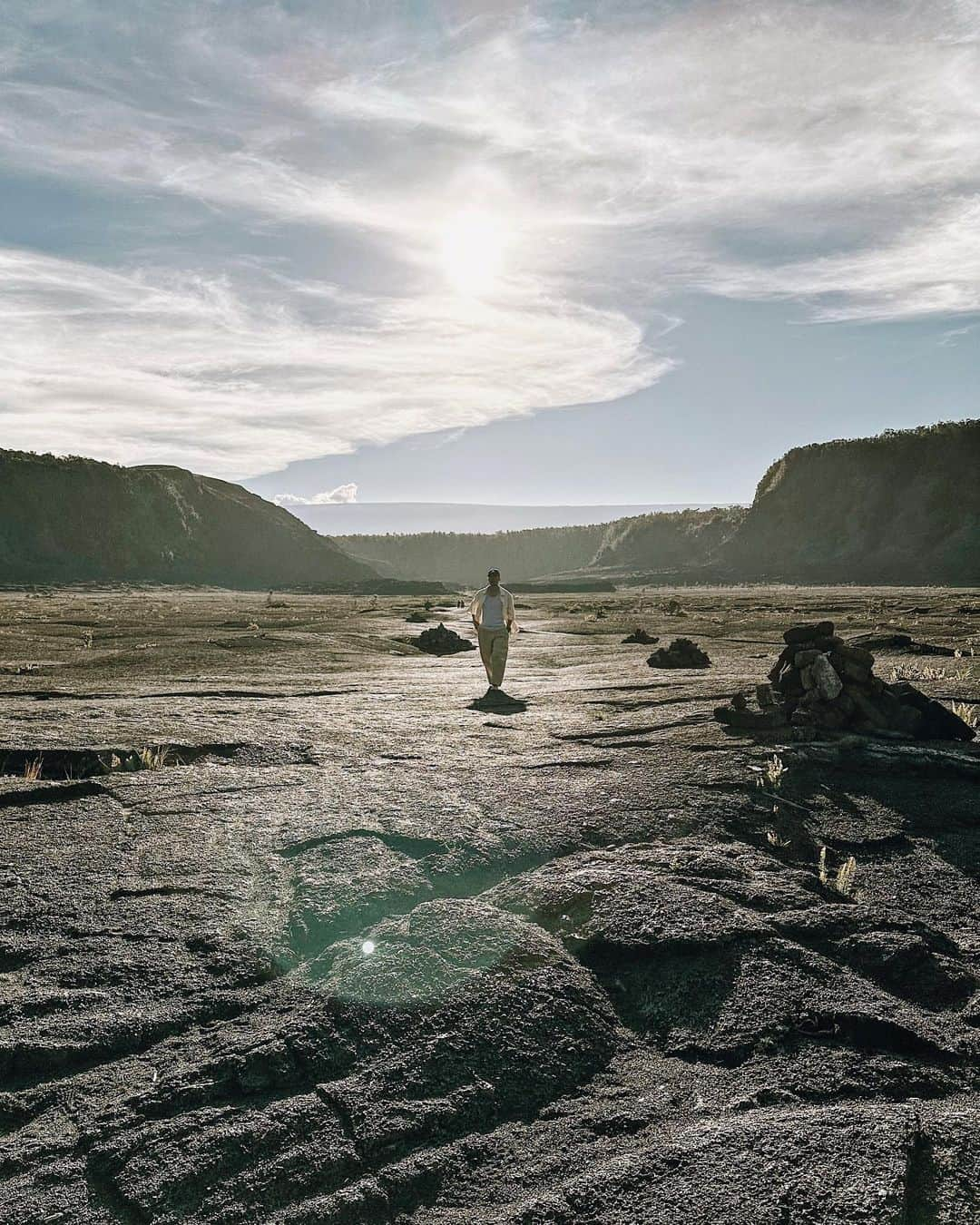 三浦大地さんのインスタグラム写真 - (三浦大地Instagram)「“Grounding”  「地に足をつける」  シンプルでよくできた言葉だ。  幻想だらけの社会、意識だけで人間は形成されていないから地球という物質と繋がることは生きやすくなることにも繋がる。  俺はね。  #hawaii #bigisland #volcano #kilauea #grounding」8月10日 21時12分 - daichi_1127