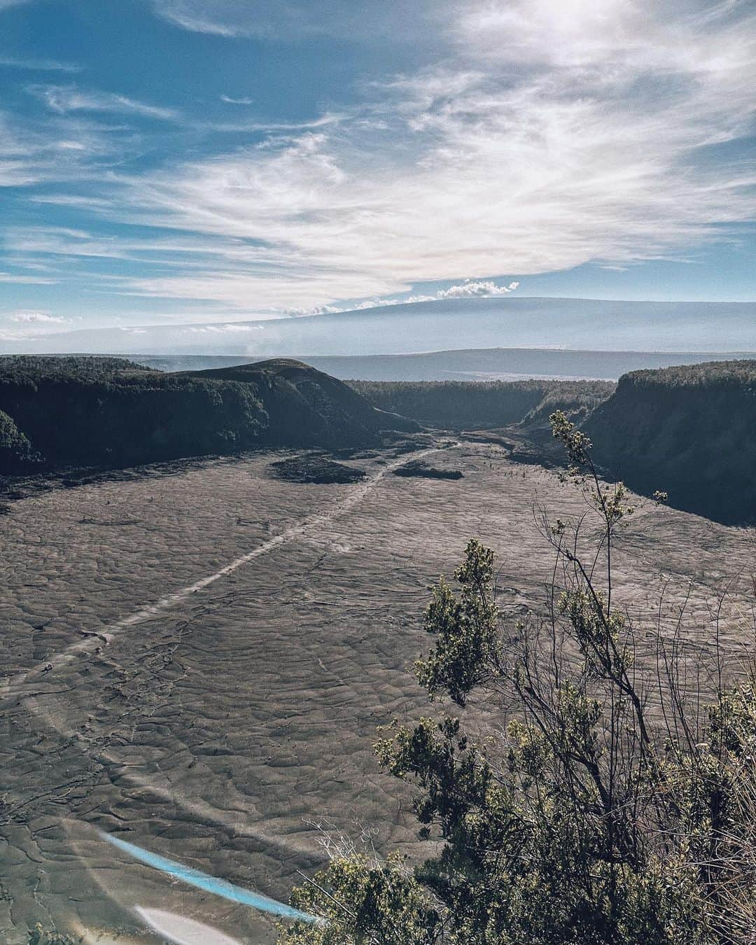 三浦大地さんのインスタグラム写真 - (三浦大地Instagram)「“Grounding”  「地に足をつける」  シンプルでよくできた言葉だ。  幻想だらけの社会、意識だけで人間は形成されていないから地球という物質と繋がることは生きやすくなることにも繋がる。  俺はね。  #hawaii #bigisland #volcano #kilauea #grounding」8月10日 21時12分 - daichi_1127