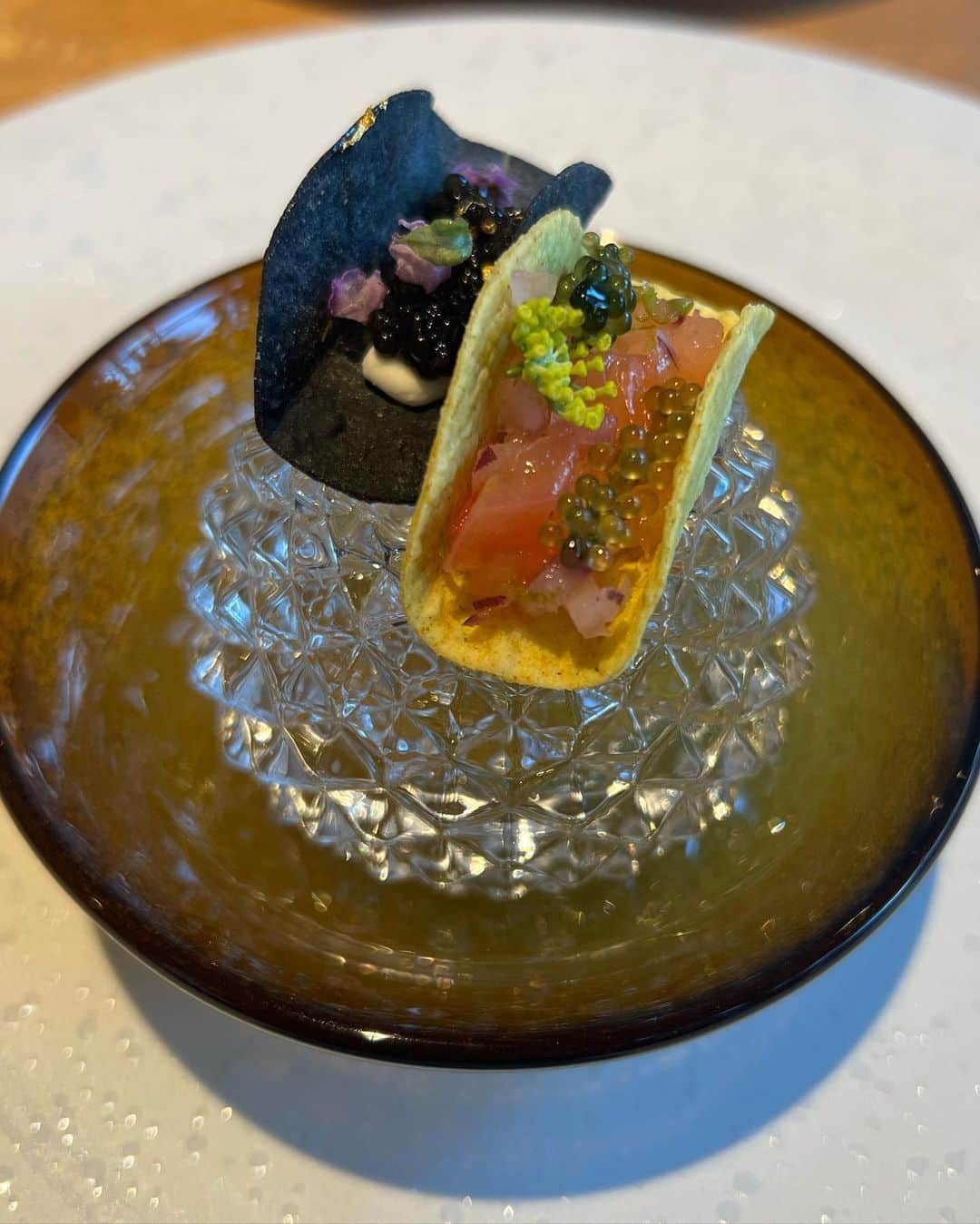 水沢エレナのインスタグラム：「沖縄、座間味、いい時間だったな✨ また行きたい！ 今回出会った器もどれも素敵だった〜  豊かな景色と美味しいごはんは私にとって最高の幸せでご褒美です☺️  最後の写真は町中で見つけたシーサー わらゆんって"笑う"って意味なんだって 可愛くて素敵で一目惚れでした🫶  どんな時も笑顔を絶やさずに、明るく素直な人でいよう☺️❤️」