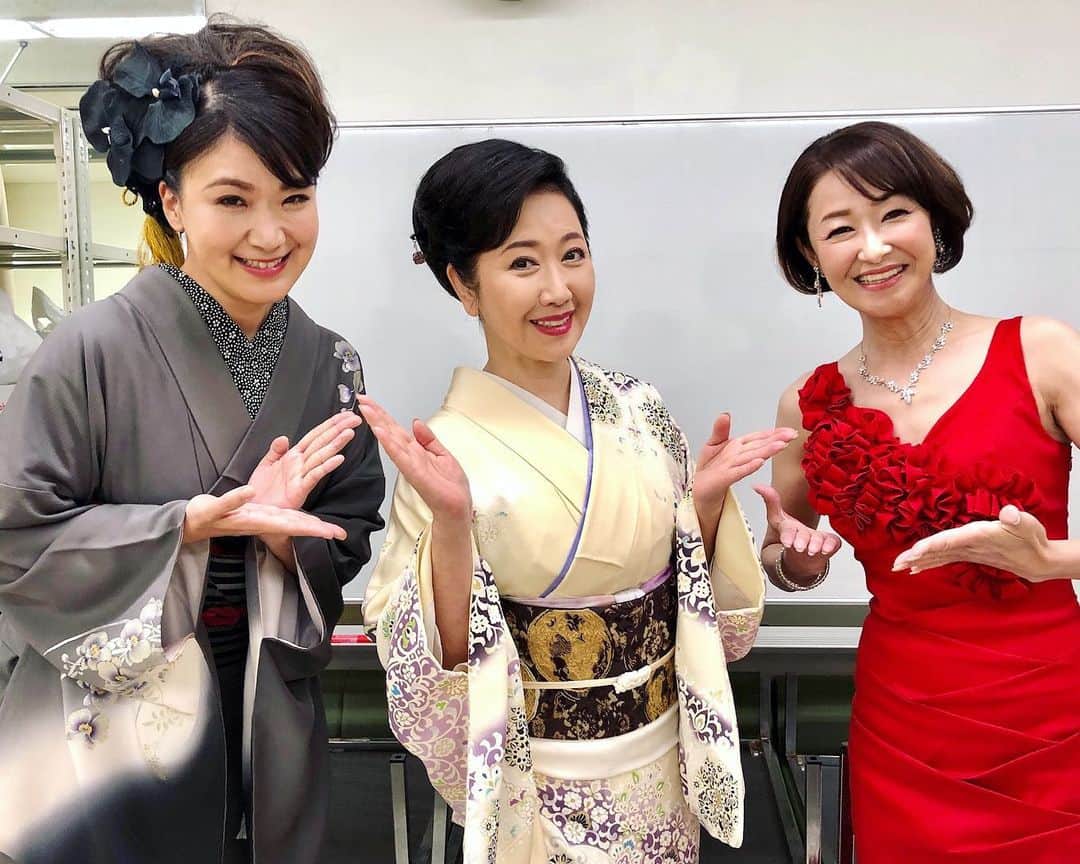 伍代夏子のインスタグラム：「今日もBS朝日「人生、歌がある」の収録📺 合間に由紀乃ちゃん、まどかさんと記念撮影☺️ レオン君と、あの歌をデュエットしましたヨ😉 放送日は後日お知らせいたしま〜す💕 #bs朝日 #人生歌がある  #大石まどか さん #市川由紀乃 さん #新浜レオン さん #伍代夏子」