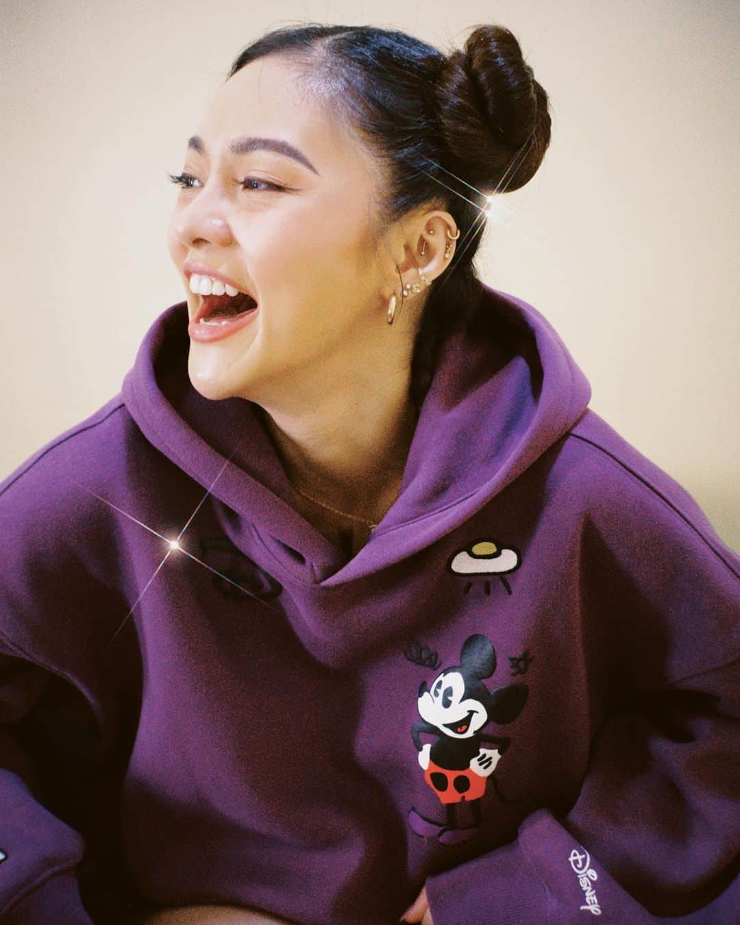 Kim Chiuさんのインスタグラム写真 - (Kim ChiuInstagram)「“𝑳𝒂𝒖𝒈𝒉𝒕𝒆𝒓 𝒊𝒔 𝒕𝒊𝒎𝒆𝒍𝒆𝒔𝒔, 𝒊𝒎𝒂𝒈𝒊𝒏𝒂𝒕𝒊𝒐𝒏 𝒉𝒂𝒔 𝒏𝒐 𝒂𝒈𝒆, 𝒂𝒏𝒅 𝒅𝒓𝒆𝒂𝒎𝒔 𝒂𝒓𝒆 𝒇𝒐𝒓𝒆𝒗𝒆𝒓."-𝑾𝒂𝒍𝒕 𝑫𝒊𝒔𝒏𝒆𝒚 ✨✨✨   #ootdksyc #ootd #fitcheck hoodies from @hm #HMPhilippines #DisneyxHM」8月10日 21時22分 - chinitaprincess
