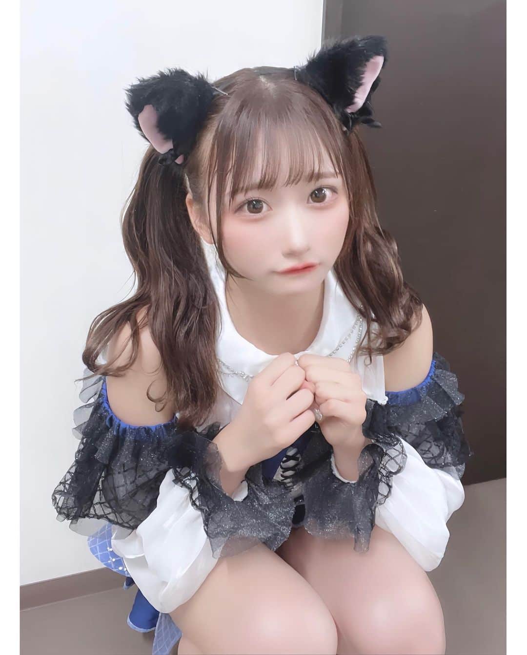夢実あすかのインスタグラム：「∩(^ΦωΦ^)∩  ･  ･ 高めツインどうかにゃ🤤  ･  ． #japaneseidol #japanesegirl #idol #instagood #instalike #selca #followforfollowback #selfie #today #ootd #dailylook #instafashion #followme #アイドル前髪 #makeup #今日のコーデ  #アイドル  #ぱっつん前髪  #アイドルメイク  #肩出し #いいね返し #自撮り #自撮り女子 #自撮り界隈 #推してください #高めツイン #オフショル #ショーパン #アイドル衣装 #ツインテール」