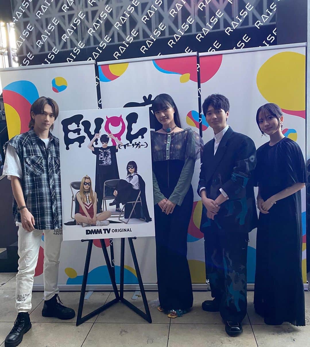 西野入流佳のインスタグラム：「DMM TVオリジナルコンテンツイベンに行ってきました📽️ 8月からDMM TVで始まる作品が全部本当に面白そうだったので、楽しみです！ 個人的に楽しみなのは原作も読んでいる『EVOL』です！ 撮影のメイキングも見させていただいたのですが、迫力満点で、アメコミ映画の撮影現場のようなセットで感動しました。 俺ももっと頑張ろうと思いました🔥  #DMMTV #ケンシロウによろしく #EVOL #横道ドラゴン #NaokimanHORRORSHOW #DMMTVまつり #DMMTVオリジナル作品 #DMMTVラインナップ発表会 #pr」
