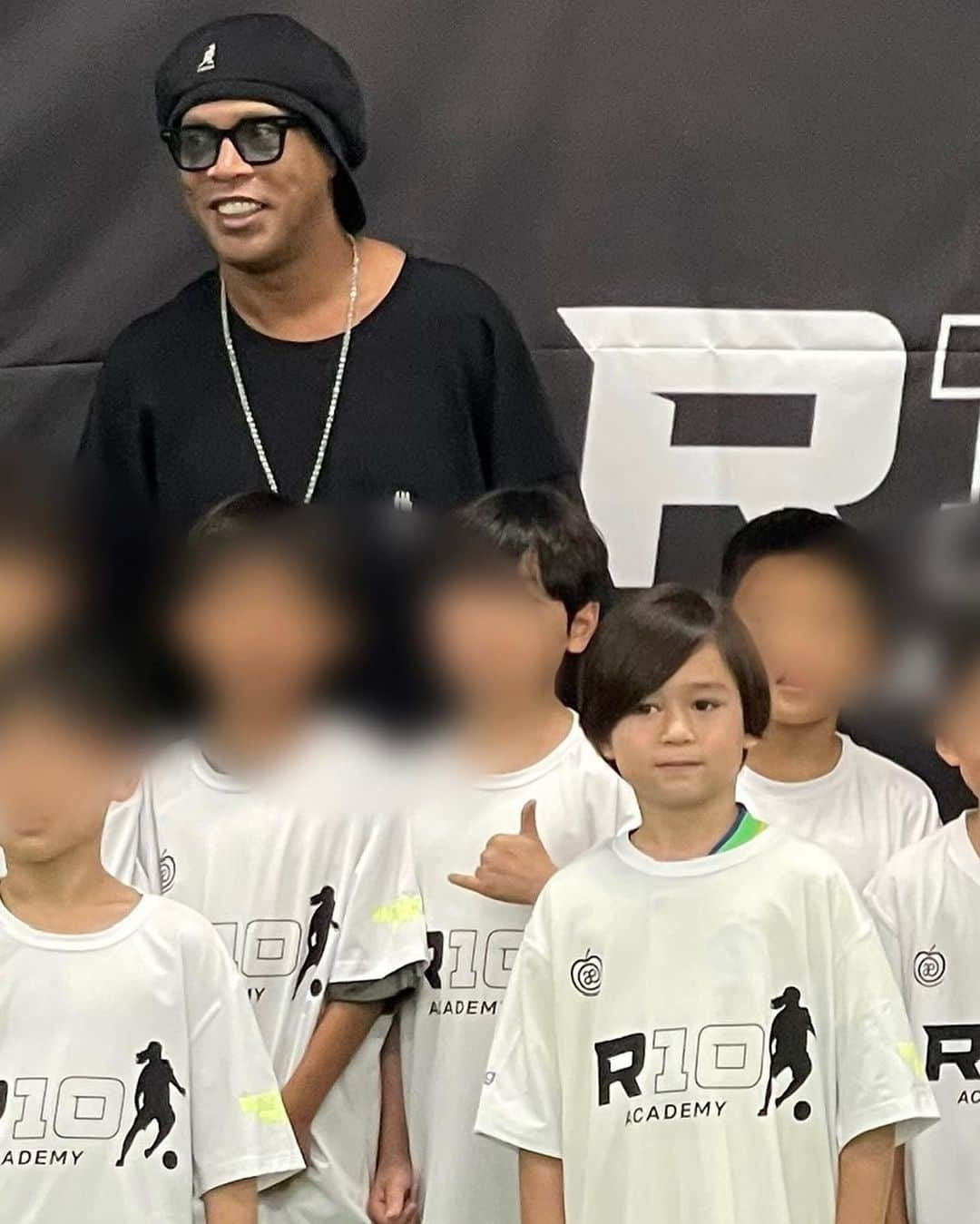 チョン・テオ（ウィリアム・ハミントン）のインスタグラム：「Williams favourite player is @ronaldinho and we made sure we got the chance to meet him. 윌리엄이 호나유치뉴를 제일 좋아하는데 안 만날 수없었다.」