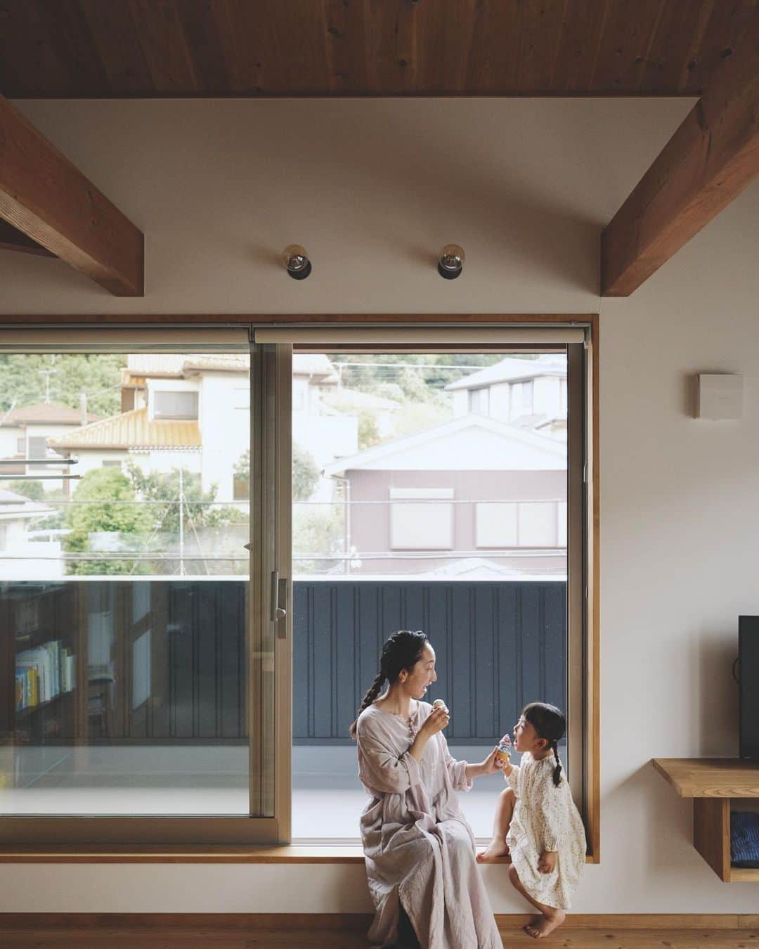 クボタ住建さんのインスタグラム写真 - (クボタ住建Instagram)「「木の家だからできること」  #クボタ住建  人目を気にせず、自然光が嬉しい2階リビングのF邸。 窓枠に腰掛けて過ごす時間はかけがえのない思い出になるでしょう。  勾配天井に現しの梁が空間に立体感をもたらし、構造のもつ力強さが感じられる安心の木の家です。  アトリエのある家/鎌倉市F邸  ＜クボタ住建施工＞  @kubota_jyuken  #2階リビング #勾配天井 #勾配天井リビング  #キッチン収納 #造作提案 #造作家具 #階段 #洗面脱衣室 #梁 #梁のある家  #造作洗面台 #スタディ  クボタ住建は優しく温かい自然素材の木の家をつくります HP & more photos→@kubota_jyuken 施工事例多数掲載しております。 ホームページへもぜひ↓ https://kubotajyuken.com/  ⭐︎スタッフブログ⭐︎ https://kubotajyuken.com/blog/  #クボタ住建 #神奈川の注文住宅 #大和市#湘南の家#suumo注文住宅 #自由設計 #木の家 #無垢の家 #自然素材の家 #和モダンな家 #暮らしをつくる #暮らしを楽しむ #丁寧な暮らし#構造現し  クボタ住建 棟梁の自宅、随時見学受付ます。 資料請求やお問い合わせも是非。 メッセージDMでもどうぞ」8月10日 21時16分 - kubota_jyuken