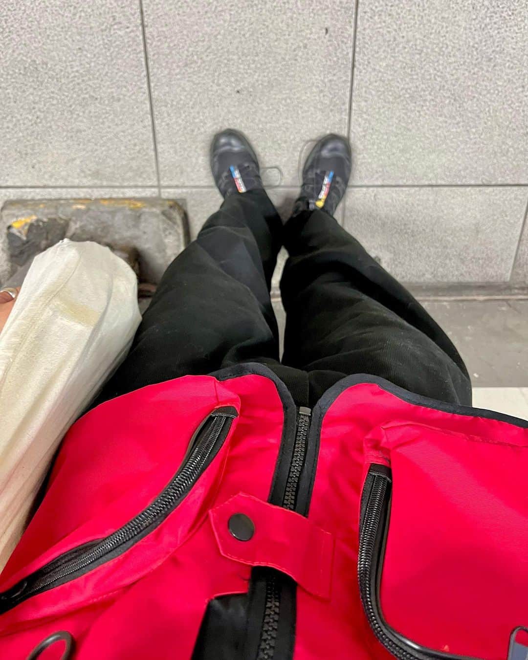 さいとうなるさんのインスタグラム写真 - (さいとうなるInstagram)「🎣⛑️  black ✖︎ red  sequelのフィッシングベストに beautyandyouthのパンツ  bagはグラフペーパーのショッパーです👔  vest... @sequel_official_  pants... @beautyandyouth_official  cap... @freshservice_official  bag... @graphpaper_official  shoes... @salomon_japan  . . .  #ootd#日々#シンプル#シンプルコーデ#メンズライク #夏コーデ#サムオム#somomandco#サムオムアンドコー#シティーポップ#シティボーイ #シティポップ#ストリートシック#ストリートコーデ #ストリート#アウトドアファッション#popey#ポパイ#cityboy#citystyle#sequel#フィッシャーベスト#フィッシングベスト#graphpaper#サロモン#salomono#salomonxt6 #freshservice#フレッシュサービス」8月10日 21時22分 - naru060708