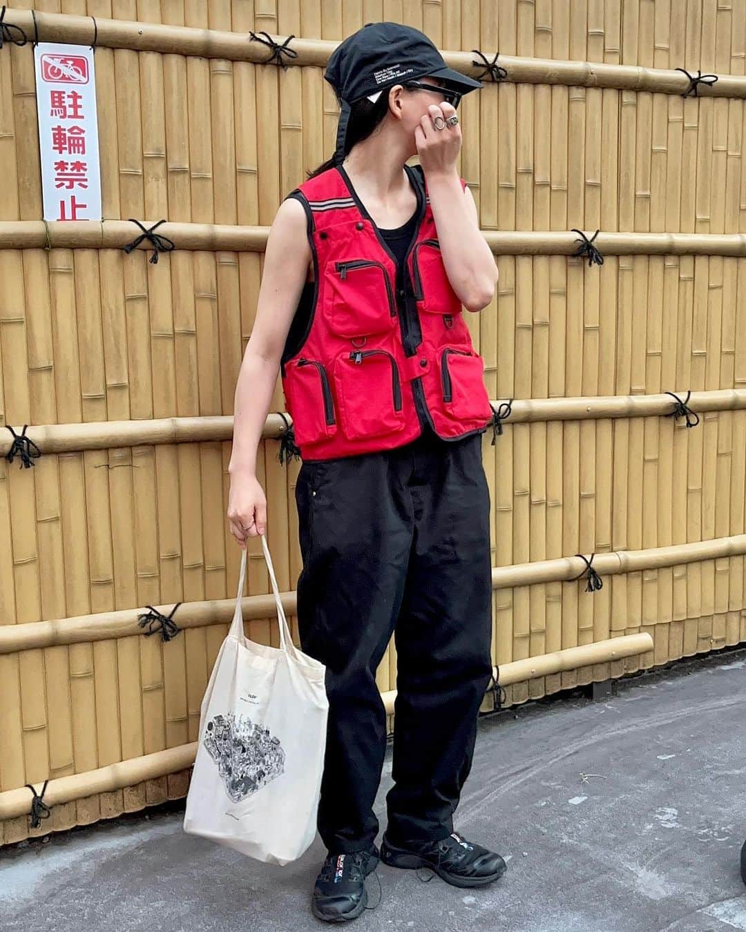 さいとうなるさんのインスタグラム写真 - (さいとうなるInstagram)「🎣⛑️  black ✖︎ red  sequelのフィッシングベストに beautyandyouthのパンツ  bagはグラフペーパーのショッパーです👔  vest... @sequel_official_  pants... @beautyandyouth_official  cap... @freshservice_official  bag... @graphpaper_official  shoes... @salomon_japan  . . .  #ootd#日々#シンプル#シンプルコーデ#メンズライク #夏コーデ#サムオム#somomandco#サムオムアンドコー#シティーポップ#シティボーイ #シティポップ#ストリートシック#ストリートコーデ #ストリート#アウトドアファッション#popey#ポパイ#cityboy#citystyle#sequel#フィッシャーベスト#フィッシングベスト#graphpaper#サロモン#salomono#salomonxt6 #freshservice#フレッシュサービス」8月10日 21時22分 - naru060708