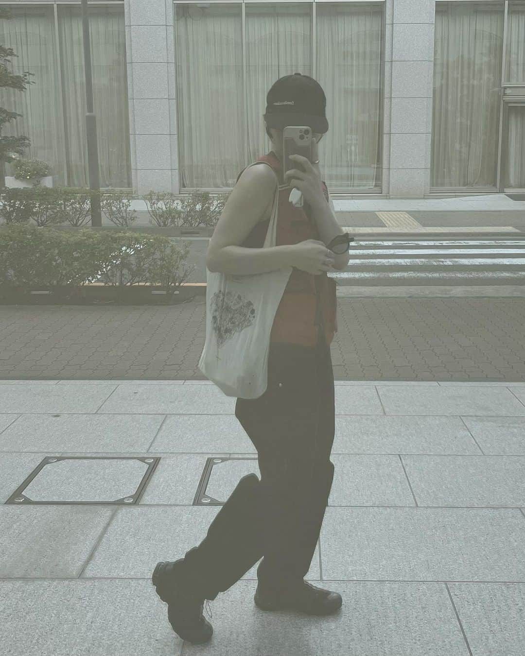 さいとうなるさんのインスタグラム写真 - (さいとうなるInstagram)「🎣⛑️  black ✖︎ red  sequelのフィッシングベストに beautyandyouthのパンツ  bagはグラフペーパーのショッパーです👔  vest... @sequel_official_  pants... @beautyandyouth_official  cap... @freshservice_official  bag... @graphpaper_official  shoes... @salomon_japan  . . .  #ootd#日々#シンプル#シンプルコーデ#メンズライク #夏コーデ#サムオム#somomandco#サムオムアンドコー#シティーポップ#シティボーイ #シティポップ#ストリートシック#ストリートコーデ #ストリート#アウトドアファッション#popey#ポパイ#cityboy#citystyle#sequel#フィッシャーベスト#フィッシングベスト#graphpaper#サロモン#salomono#salomonxt6 #freshservice#フレッシュサービス」8月10日 21時22分 - naru060708
