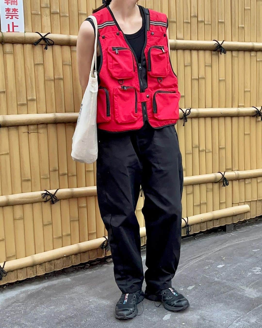 さいとうなるさんのインスタグラム写真 - (さいとうなるInstagram)「🎣⛑️  black ✖︎ red  sequelのフィッシングベストに beautyandyouthのパンツ  bagはグラフペーパーのショッパーです👔  vest... @sequel_official_  pants... @beautyandyouth_official  cap... @freshservice_official  bag... @graphpaper_official  shoes... @salomon_japan  . . .  #ootd#日々#シンプル#シンプルコーデ#メンズライク #夏コーデ#サムオム#somomandco#サムオムアンドコー#シティーポップ#シティボーイ #シティポップ#ストリートシック#ストリートコーデ #ストリート#アウトドアファッション#popey#ポパイ#cityboy#citystyle#sequel#フィッシャーベスト#フィッシングベスト#graphpaper#サロモン#salomono#salomonxt6 #freshservice#フレッシュサービス」8月10日 21時22分 - naru060708