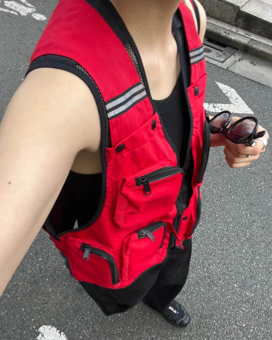 さいとうなるさんのインスタグラム写真 - (さいとうなるInstagram)「🎣⛑️  black ✖︎ red  sequelのフィッシングベストに beautyandyouthのパンツ  bagはグラフペーパーのショッパーです👔  vest... @sequel_official_  pants... @beautyandyouth_official  cap... @freshservice_official  bag... @graphpaper_official  shoes... @salomon_japan  . . .  #ootd#日々#シンプル#シンプルコーデ#メンズライク #夏コーデ#サムオム#somomandco#サムオムアンドコー#シティーポップ#シティボーイ #シティポップ#ストリートシック#ストリートコーデ #ストリート#アウトドアファッション#popey#ポパイ#cityboy#citystyle#sequel#フィッシャーベスト#フィッシングベスト#graphpaper#サロモン#salomono#salomonxt6 #freshservice#フレッシュサービス」8月10日 21時22分 - naru060708