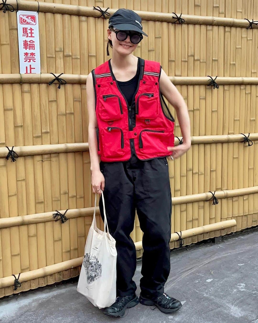 さいとうなるさんのインスタグラム写真 - (さいとうなるInstagram)「🎣⛑️  black ✖︎ red  sequelのフィッシングベストに beautyandyouthのパンツ  bagはグラフペーパーのショッパーです👔  vest... @sequel_official_  pants... @beautyandyouth_official  cap... @freshservice_official  bag... @graphpaper_official  shoes... @salomon_japan  . . .  #ootd#日々#シンプル#シンプルコーデ#メンズライク #夏コーデ#サムオム#somomandco#サムオムアンドコー#シティーポップ#シティボーイ #シティポップ#ストリートシック#ストリートコーデ #ストリート#アウトドアファッション#popey#ポパイ#cityboy#citystyle#sequel#フィッシャーベスト#フィッシングベスト#graphpaper#サロモン#salomono#salomonxt6 #freshservice#フレッシュサービス」8月10日 21時22分 - naru060708