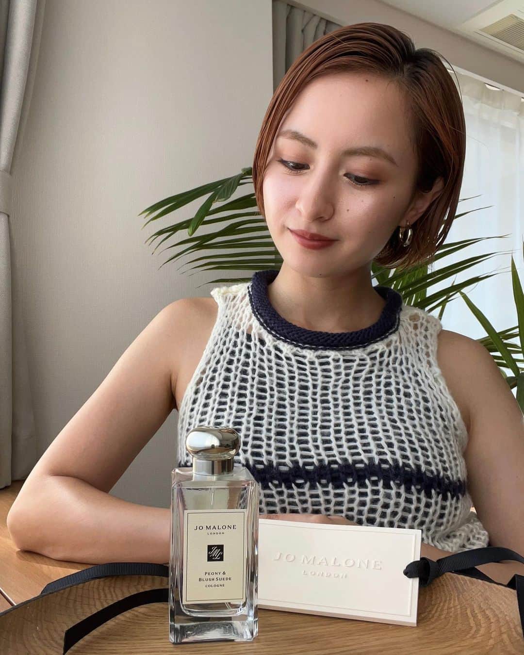 Julia Castroのインスタグラム：「引っ越しをしてバタバタしてる最近だったけど、夜だけはゆっくりリラックスタイムを作ってます。 香りに癒される時間がすごく好き🌙  Jo Malone London が日本上陸15周年を記念した特別なキャンペーンを開催中🖤 日本限定のオリジナルデザイン のフレッシュナーは数量限定で今しか手に入らないから、店頭や公式サイトをチェックしてみてね✔️  私は好きなコロンをフレッシュナーに吹きかけて香りを楽しむのが最近のお気に入り🌘 クローゼットにかけるとお洋服に香りが移って気分が良くなるから是非皆んなも使ってみてね♡ .  @jomalonelondon #pr #ジョーマローンロンドン」