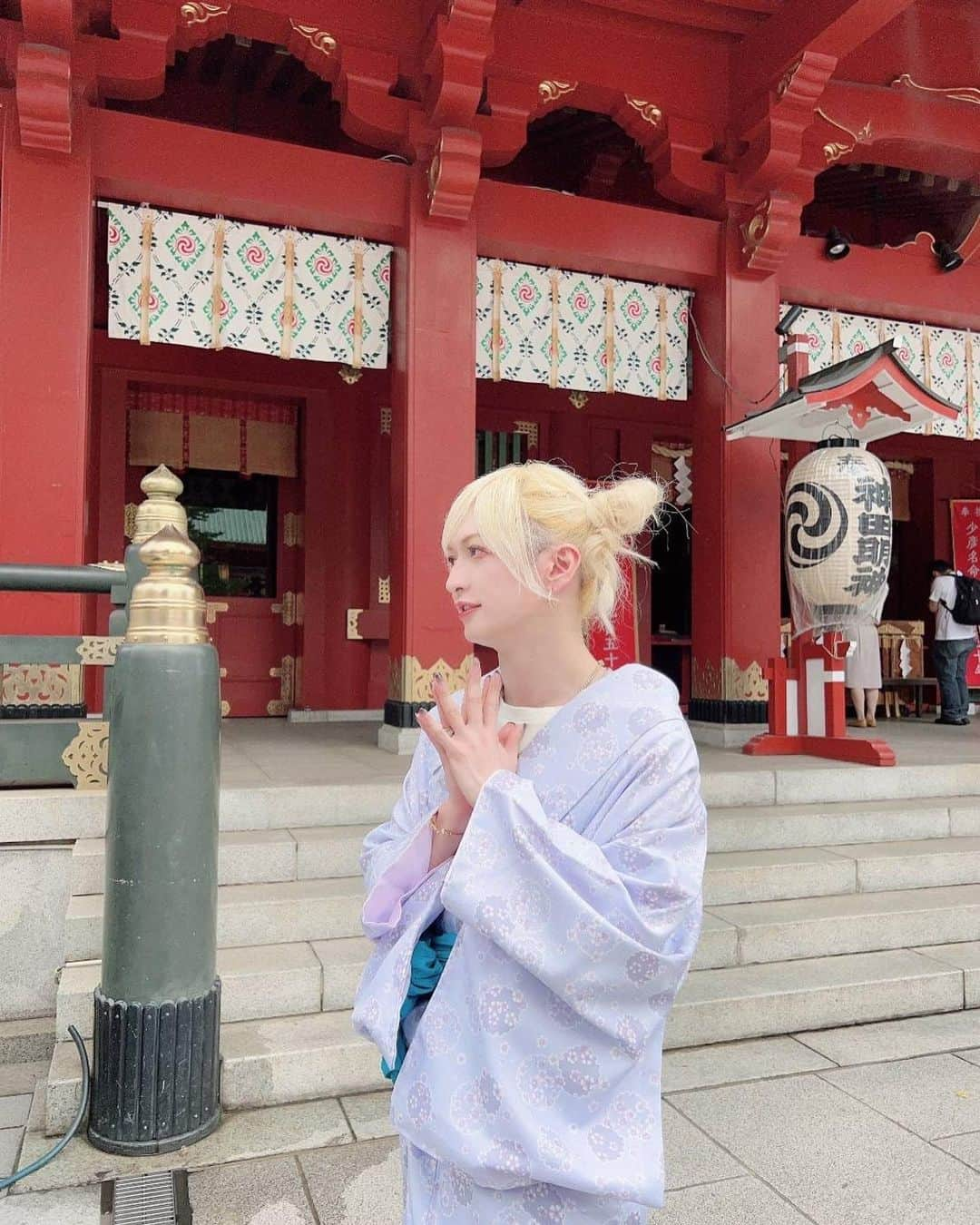 一聖のインスタグラム：「神社でライブ！今年は卯年！てなわけで即座に思い浮かんだのがステラ・ルー！ 本来の姿は1番最後に載せておきます、、 ⁡ ダッフィー「君は星の様に輝いているね」 ⁡ #神田明神 #神社 #浴衣　 #ダッフィーアンドフレンズ #ステラルー #TDS #東京ディズニーシー #SSコロンビア号 #ダッフィーアンドフレンズのスマイルアンドファン #ダッフィーアンドフレンズのワンダフルフレンドシップ #Stella #ダンサーを夢見るウサギの子 #Tシャツ #dreamgoround #BugLug #一聖 #ディズ兄さん」