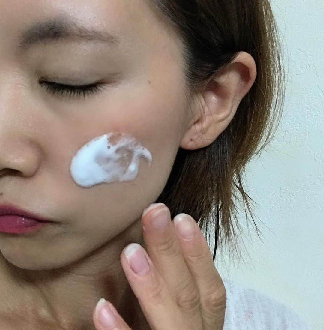 葵さんのインスタグラム写真 - (葵Instagram)「ビフェスタ　もっちりミルク泡クレンジングで洗顔♡  名前の通り、もっちりとした泡が肌に密着し、やさしくメイクオフ！！ 泡が気持ちよくて、ゴシゴシと肌をこすらないで洗ってます。 W 洗顔不要で、濡れた手や顔でも使用できるからお風呂場で使えるよ！  4 つのフリー処方(合成香料フリー、着色剤フリー、アルコールフリー(エタノール無添加)、パラベンフリー)です。  まつげエクステ※2 にも使用可能なのは嬉しい(^^) ※2 一般的なグルー(シアノアクリレート)対象  肌の保湿効果を期待できそう☺️  #ビフェスタ　#もっちりミルク泡クレンジング　#もっちりミルク泡クレンジング　　#提供」8月10日 21時23分 - dolphin_coconut