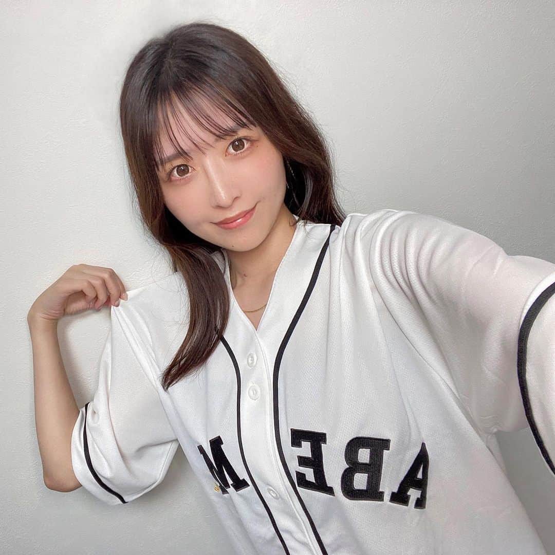 ぴちゅのインスタグラム：「(っ'-')╮=͟͟͞͞⚾ﾌﾞｫﾝ 画像ダブルタップ♥️コメント✍🏻保存の3点、大変嬉しいです！ .  絵文字のみのコメントも是非です。返信させて下さい！  皆さま野球はお好きですか❓❓❓ コメントఽ✍🏻で教えて下さい！  . .  ABEMAのオリジナルウエアできました⸜(*ˊᗜˋ*)⸝ 今ABEMAは野球も力入れているので フォロワーさんで野球お好きな方いらっしゃったら教えてくださいませ☺️🫶 ウエア可愛くてお気に入りです🥺  びっきーがサイズとカラー指定してくれました🥺ありがとう(*ΦωΦ*)  野球の日、8/9の夜は仕事ばたばたで投稿間に合いませんでした、ごめんなさい、、、（誰宛て？）  仕事後にみのんちゃんとドンキでなぜかシルバニアファミリー眺めていました🥺どの赤ちゃんお迎えしようか10分以上悩みました🥺 そして、お迎えしました🫶小学生ぶりです！たぶん！ どの子かはまた投稿します。たぶん！  . .  本日もこんな私の奇跡の一枚、別人のモリモリ画像と テキストを見て下さり誠にありがとうございました…！  いつも沢山のいいね＆コメント＆保存 大変感謝しております…。  . .  *****************🙇🏻‍♀️自己紹介🙇🏻‍♀️***************** ・名前：実物どぶねずみ　ぴちゅ  ・仕事 ①地上波やABEMA等の番組キャスティング （"オオカミには騙されない"（Netflix版も）含む 恋愛番組、バラエティ、ドラマ、特番等）、 主題歌、SNS企画のキャスティング ②動画系SNS全体責任者（TikTok等）、SNS企画考案 ③外部企業顧問 ④外部企業SNSマーケコンサル （④の企業さま又最近増えました、ありがとうございます、、） （③④は社内許可いただいております）  ・会社：AbemaTV、CyberAgent社員  ・SNS：600万再生／計150Ｋフォロワー  ・ネット上胡散臭いです ※tiktokのidもpichu921ですフォローぜひです。  ・無所属（ご依頼、お仕事相談など何でもDMぜひです。）  ※仕事内容、経歴、表彰系は @pichu921 のプロフ＆  その真下のリンクをタップ→上部の「もっと見る」  をタップして見ていただけると嬉しいです。 ************************************************  . .  ※早いコメントは勝手に順位コメントを返信させていただいております。 ※通知はプロフ右上のベルマーク🔔内全てチェックで届きます。 ※いいねして下さった方の投稿を たまにいいねさせていただいております…🙇‍♀️㊙️ Please double tap the image&comments! 좋군,댓글,기다릴게요! 너무 기뻐요!"不错"还有"评语"我会等你的! #この夏はアベマで野球#野球#mlb#ABEMA#スポーツ#野球女子#野球応援#アベマ#abematv」