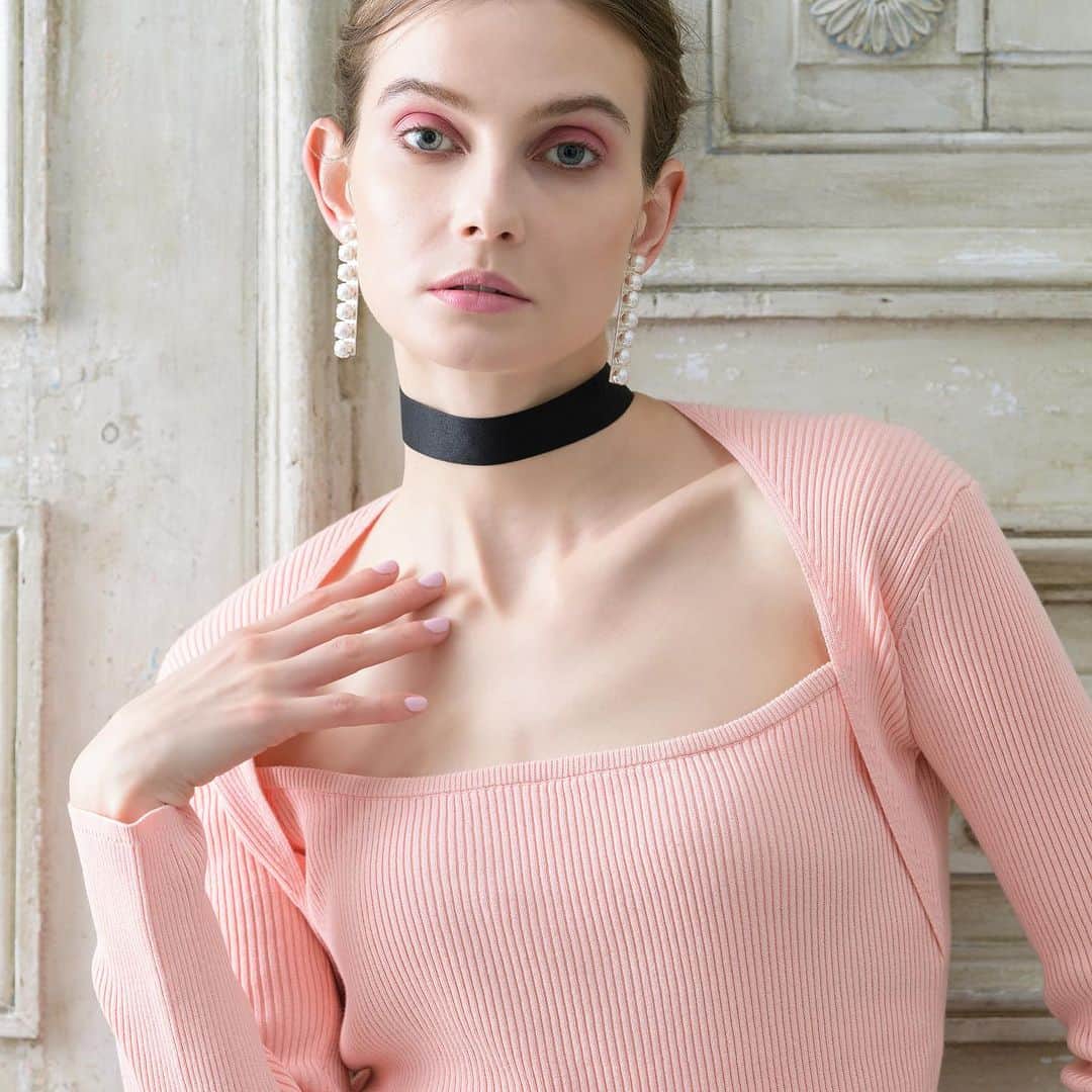 Tsuru by Mariko Oikawaのインスタグラム：「New Knit.  Cambre ¥18,700（tax in）  大胆なスクエアカットがdécolletéラインをドラマティックに演出。 姿勢まで正すような佇まいに。 一枚でスタイリングをぐっとリードしてくれるので、これだけでも印象がスタリッシュに様変わり。 柔らかいリブ生地で着心地よく、デイリーに活躍してくれる。 ツルらしい柔らかなカラバリとモードな黒とボーダーの6色展開。  #tsuru #tsurubymarikooikawa #2023aw #2023autumn」
