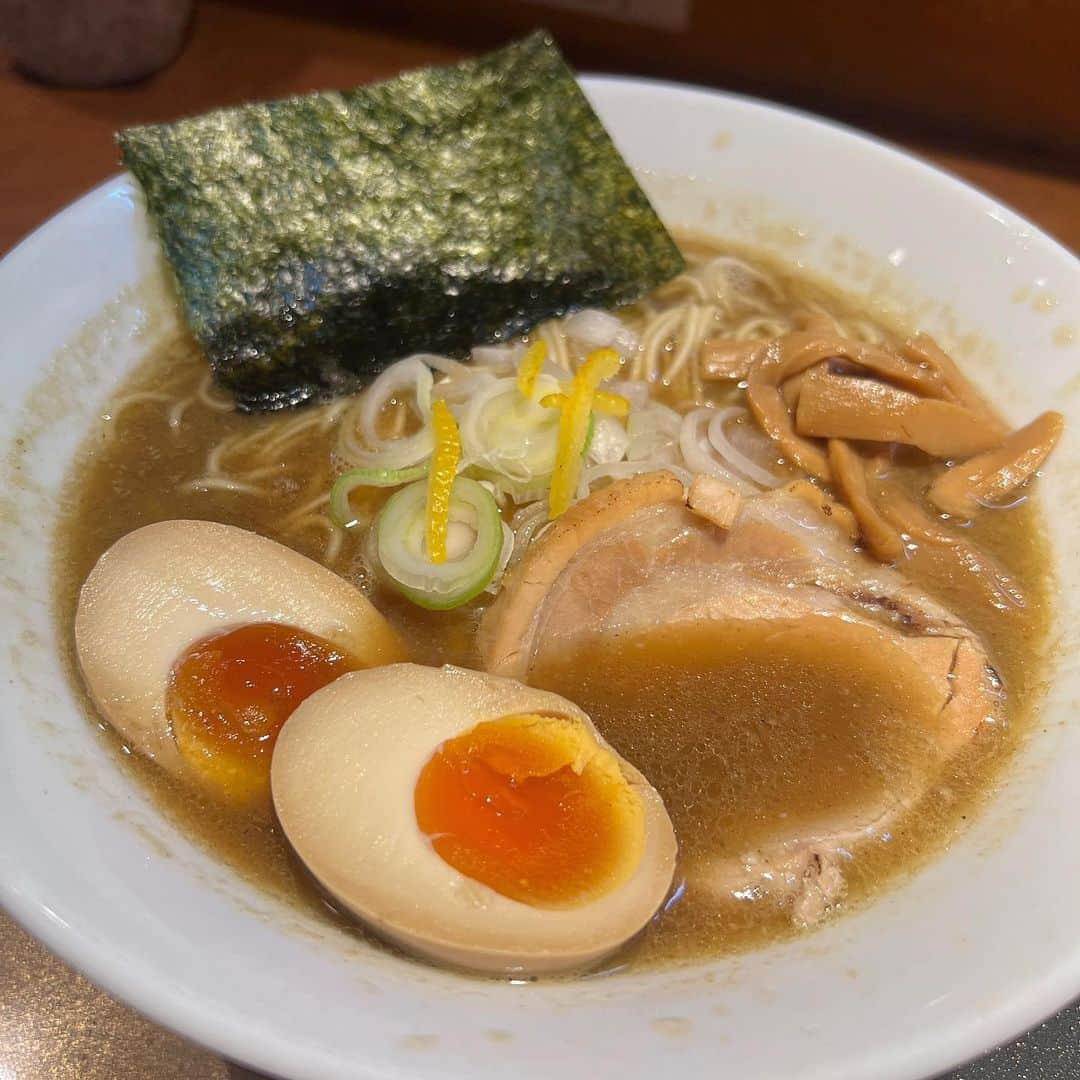 篠崎彩奈のインスタグラム：「. ここのラーメンすっごい美味しかった🤭 魚介系のスープの醤油です🍜 どタイプだったな...また食べたい🤤 #ラーメン #北千住ラーメン #北千住ランチ #北千住グルメ」