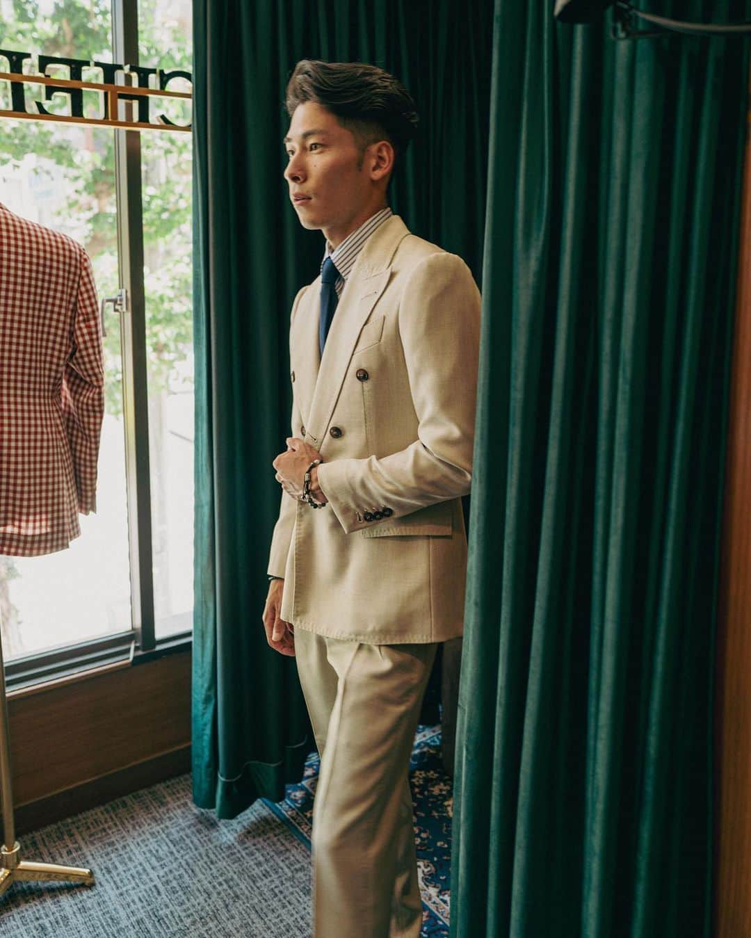 はるきのインスタグラム：「My first handmade order suits ✔️ 3年半前に作ったスーツを取りに行って来ました！YouTubeに動画上がってます。  シャツとネクタイを買いに行こうと思うんだけど、何色が良いかな？皆んなコメントで合いそうな色合い教えて😳」